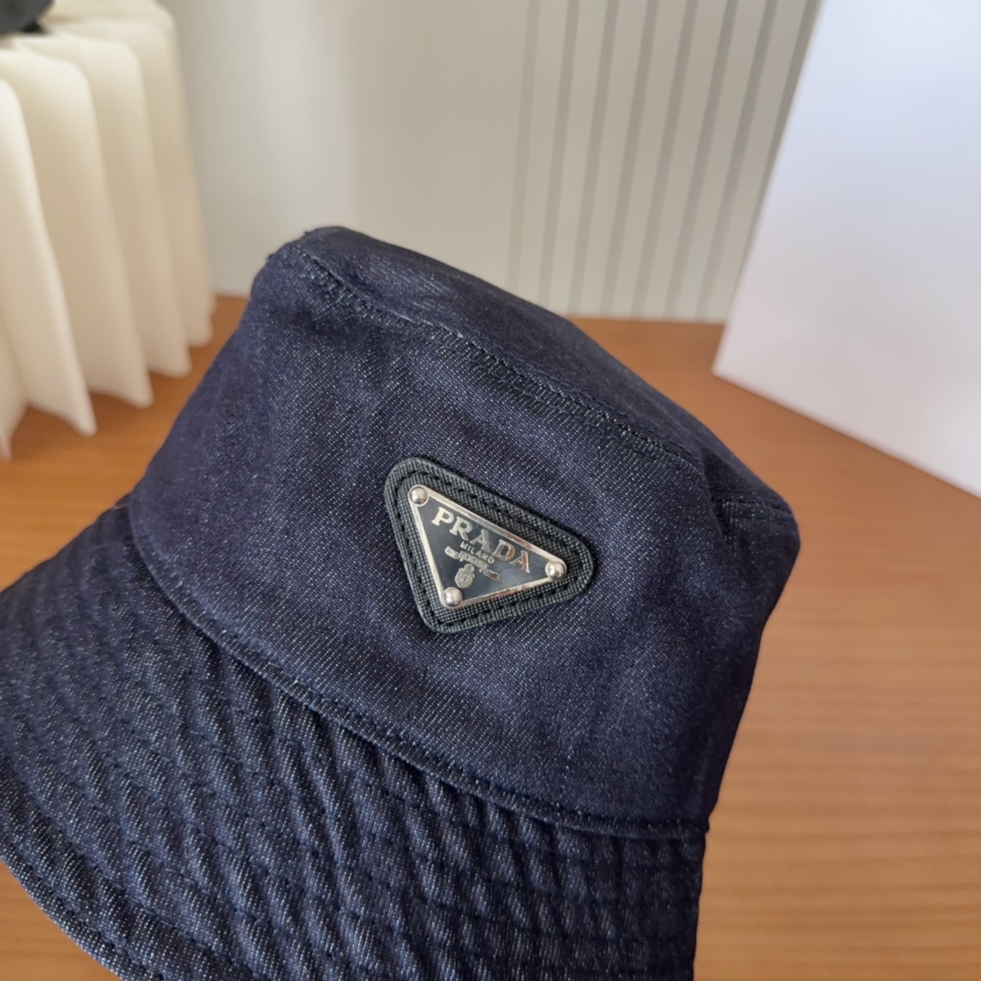 

普拉达字母渔夫帽
设计感超强，让人耳目一新
头型非常好，可以修饰各种头型，实力百搭款