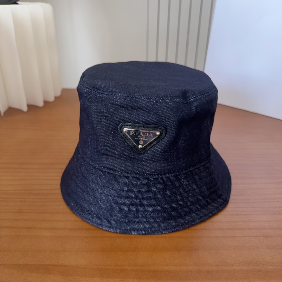 

普拉达字母渔夫帽
设计感超强，让人耳目一新
头型非常好，可以修饰各种头型，实力百搭款