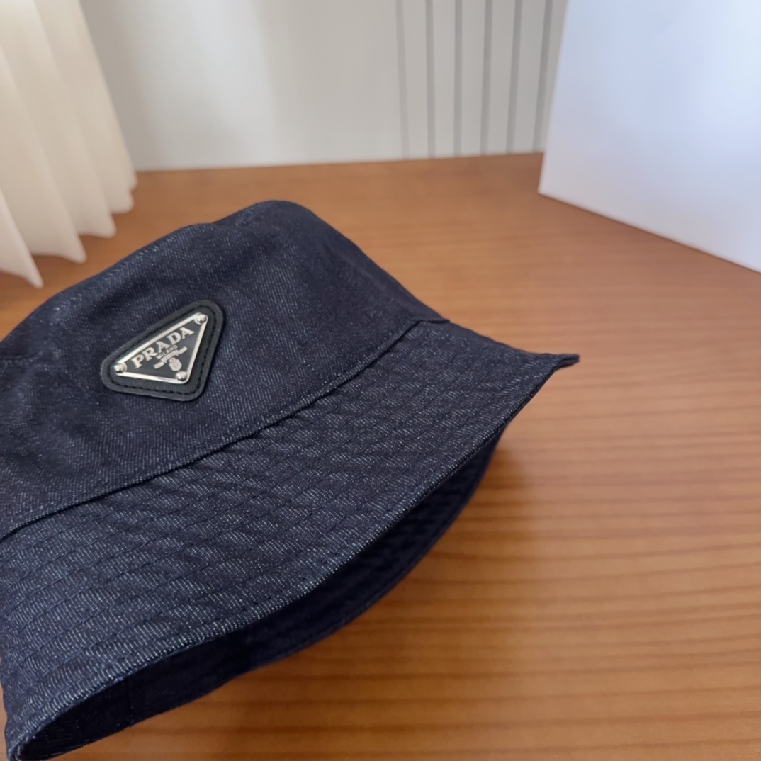 

普拉达字母渔夫帽
设计感超强，让人耳目一新
头型非常好，可以修饰各种头型，实力百搭款