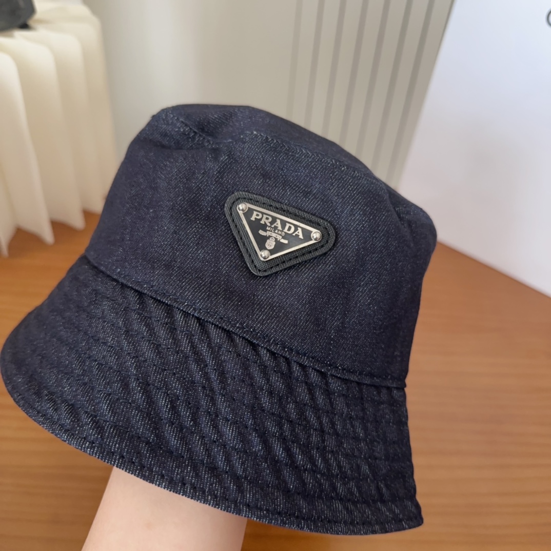 

普拉达字母渔夫帽
设计感超强，让人耳目一新
头型非常好，可以修饰各种头型，实力百搭款