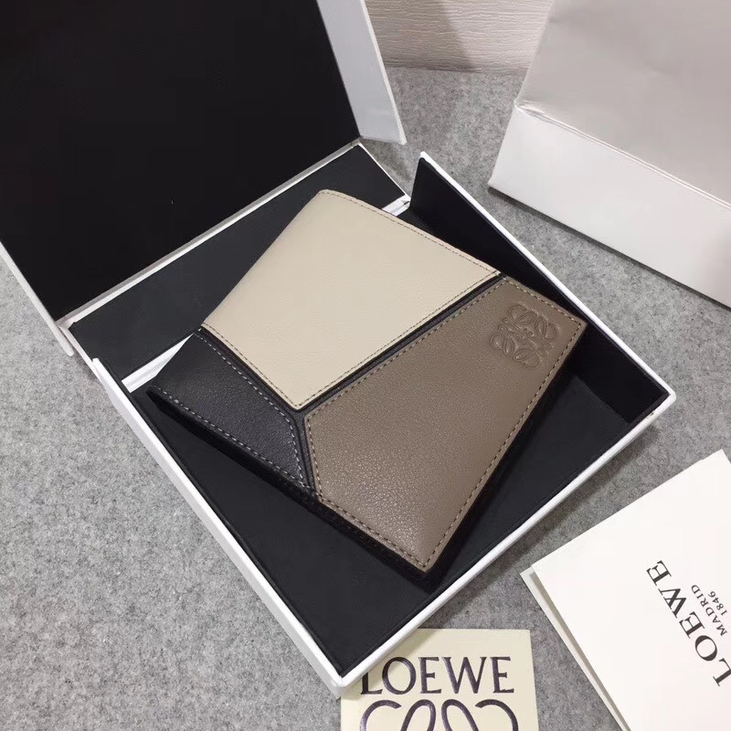 NO:673319,## Men's Puzzle bifold wallet series color-blocked short clip is made of piqué calfskin. Its design features 8 credit card slots and 2 slip pockets. Style number 3582, size 11.5*10, Loewe wallet, loewe, wallets, cowhide19860909## 男士Puzzle bifold wallet系列拼色短夹 采用珠地小牛皮拼接,其设计特点8个信用卡位和2个插袋.款号3582,尺寸11.5*10,罗意威钱包,loewe,wallets,cowhide,欧美剧