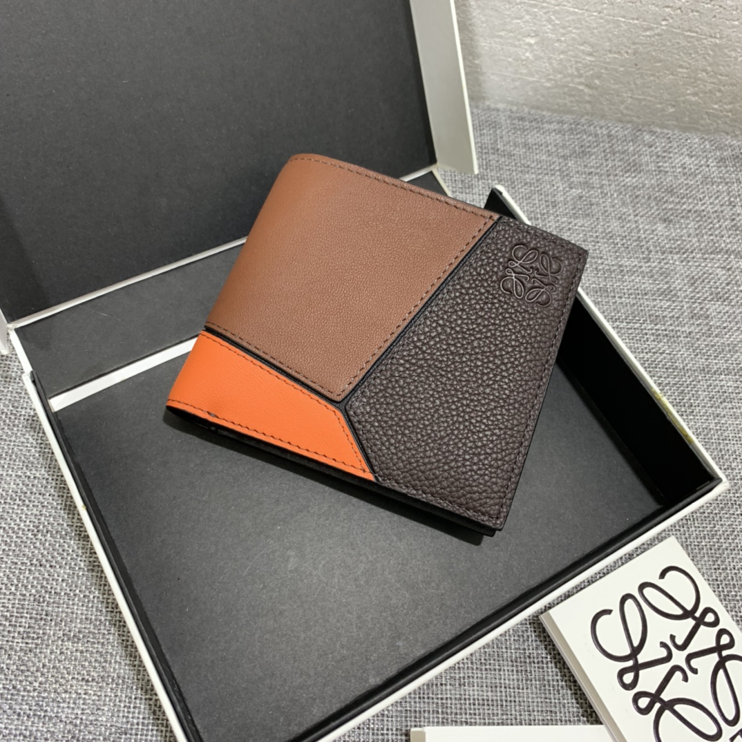 NO:673974,## Men's Puzzle bifold wallet series color-blocked short clip is made of piqué calfskin. Its design features 8 credit card slots and 2 slip pockets. Style number 3582, size 11.5*10, Loewe wallet, loewe, wallets, cowhide19860909## 男士Puzzle bifold wallet系列拼色短夹 采用珠地小牛皮拼接,其设计特点8个信用卡位和2个插袋.款号3582,尺寸11.5*10,罗意威钱包,loewe,wallets,cowhide,欧美剧