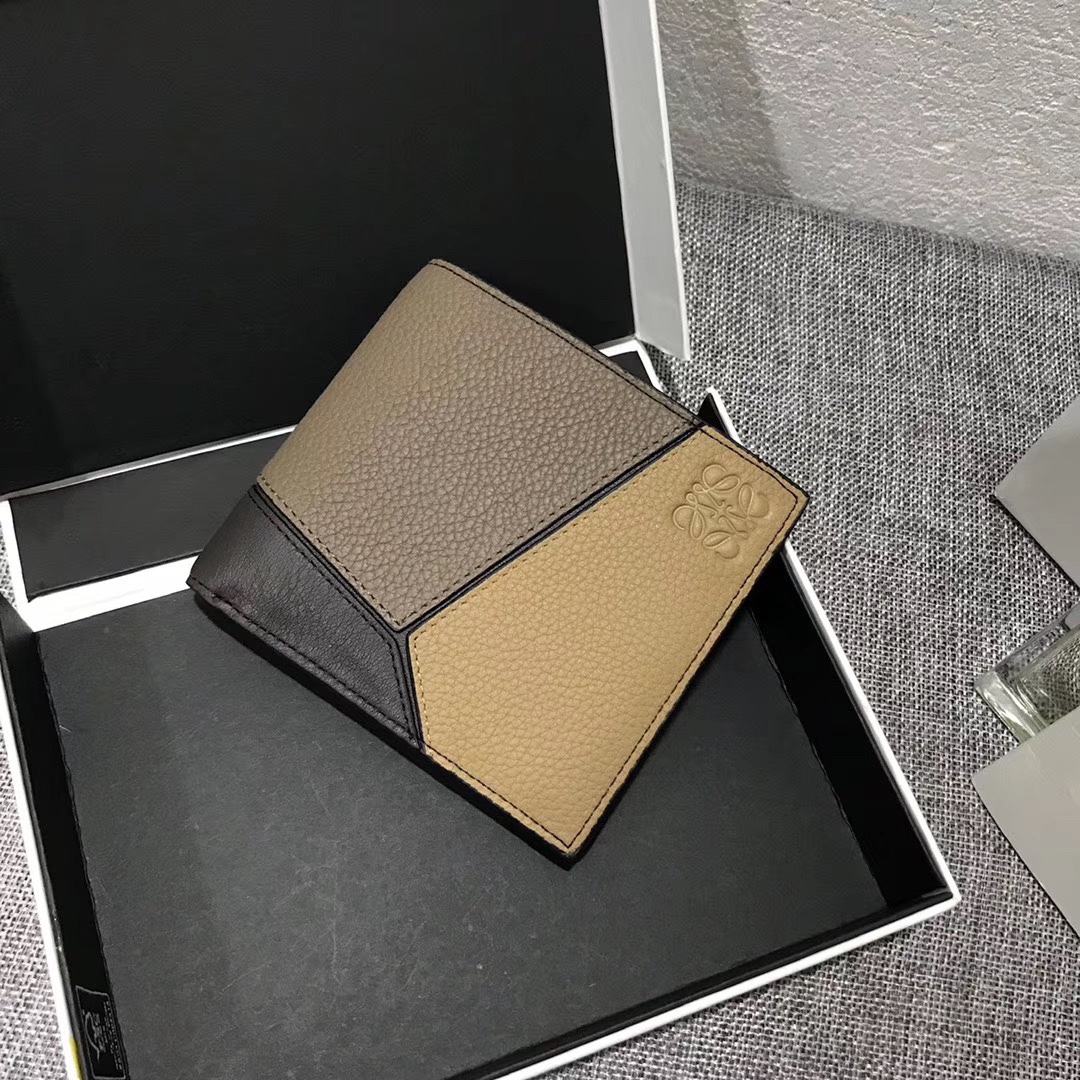 NO:894748,## Men's Puzzle bifold wallet series color-blocked short clip is made of piqué calfskin. Its design features 8 credit card slots and 2 slip pockets. Style number 3582, size 11.5*10, Loewe wallet, loewe, wallets, cowhide19860909## 男士Puzzle bifold wallet系列拼色短夹 采用珠地小牛皮拼接,其设计特点8个信用卡位和2个插袋.款号3582,尺寸11.5*10,罗意威钱包,loewe,wallets,cowhide,欧美剧