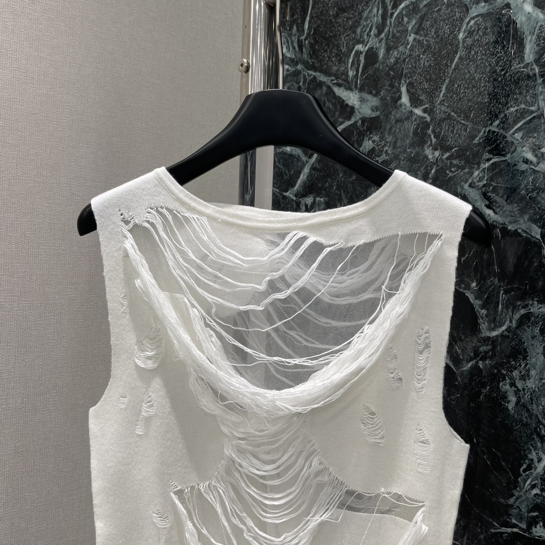 “MM6 Fall Vest Collection: Retro-Spice Style Single Suit for Women” - 图片 5