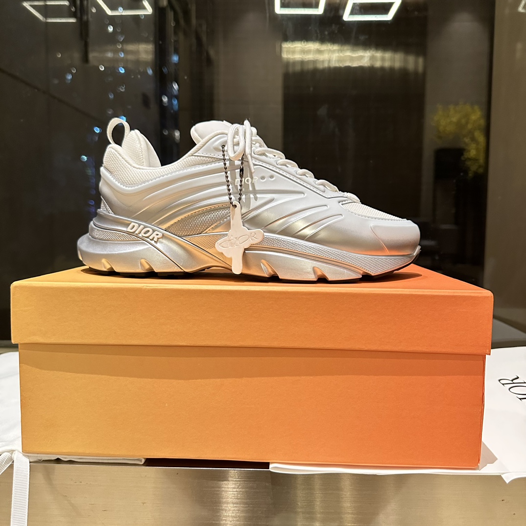 NO:448800,The new product of Gepi and Dior series, this C'est Dior sneaker shows a striking and fashionable style. It is carefully crafted, and the upper side shows the style of the C and D letters, and the details also add a touch of elegance. The light two-color Dior sole is extremely comfortable and shows the charm of the sports style. It can add a fashionable temperament to all kinds of casual styles. The tongue and sole are decorated with the Christian Dior Paris logo, and the two-color notch is decorated with the lucky star symbol of Christian Dior. Women's size 35-40, men's size 38-45, casual shoes/sports shoes, dior, sneakers19860909格批、Dior 系列新品这款 C ' est Dior 运动鞋彰显醒目而时尚的风范.精心制作,鞋面侧边分别展示 C 和 D 字母尽显格调,细节也增添一丝优雅气质.轻盈的双色 Dior 鞋底舒适非凡,彰显运动风格的魅力.可为各式休闲造型增添时尚气质. 鞋舌和鞋底饰以 Christian Dior Paris 标志 双色凹口饰以 Christian Dior 的幸运星符号. 女码35-40,男码38-45,休闲鞋/运动鞋,dior,sneakers,Women's Shoes