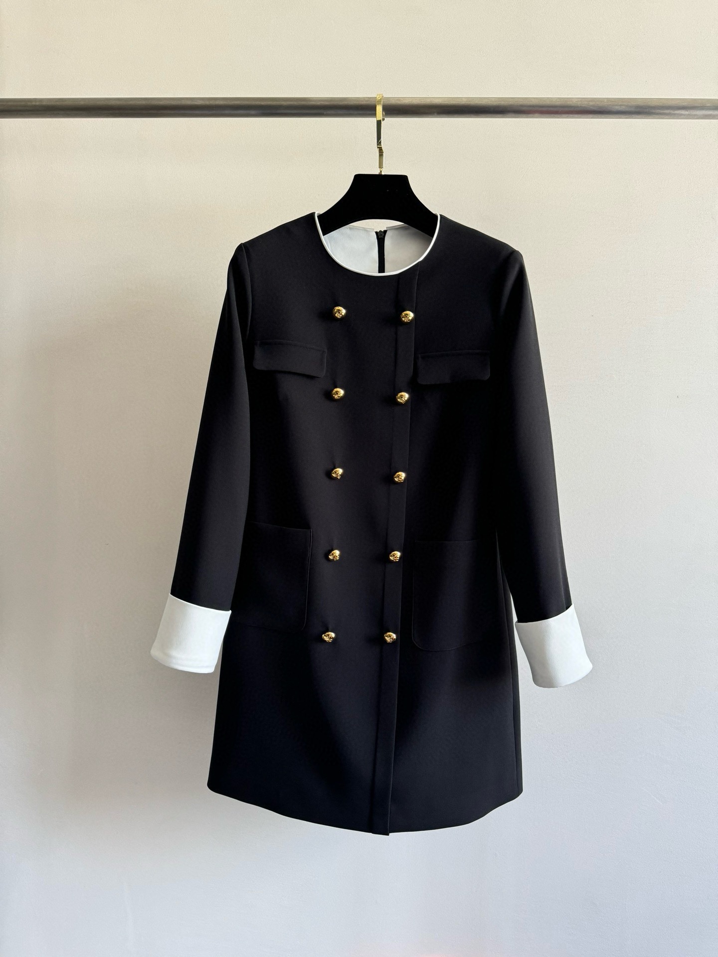 NO:456969,New 25FW celebrity style dress. The straight-tube style is shaped with strong shape. The customized double-breasted button is very high-end. Simple and generous. The upper body is super elegant. The contrasting color and edge decoration are classic and durable. It is simple but not loses the aura. It does not regret series. SML-,, skirts, alexander wang19860909新款25FW名媛风连衣裙 直筒的版型剪裁可塑造型较强,定制的双排扣很有高级感 简单大方 上身超有气质 口撞色挽边装饰经典耐看,简单而不失气场 不入后悔系列 SML-,,skirts,alexander wang,Women's clothing