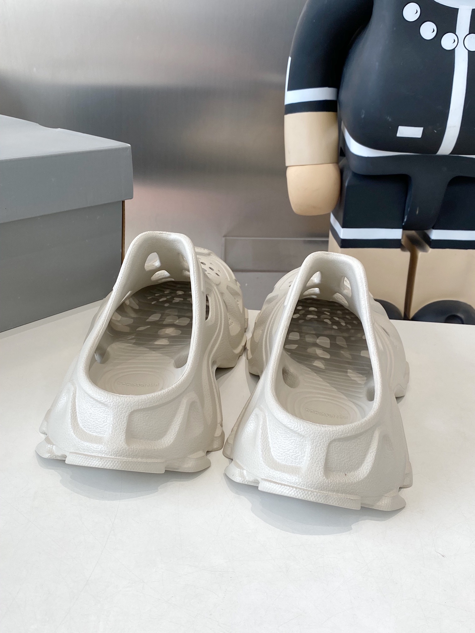 Balenciaga Summer Sandal Shoes: 528 Miles of Ultra-Light Luxury EVA Plastics - 图片 8