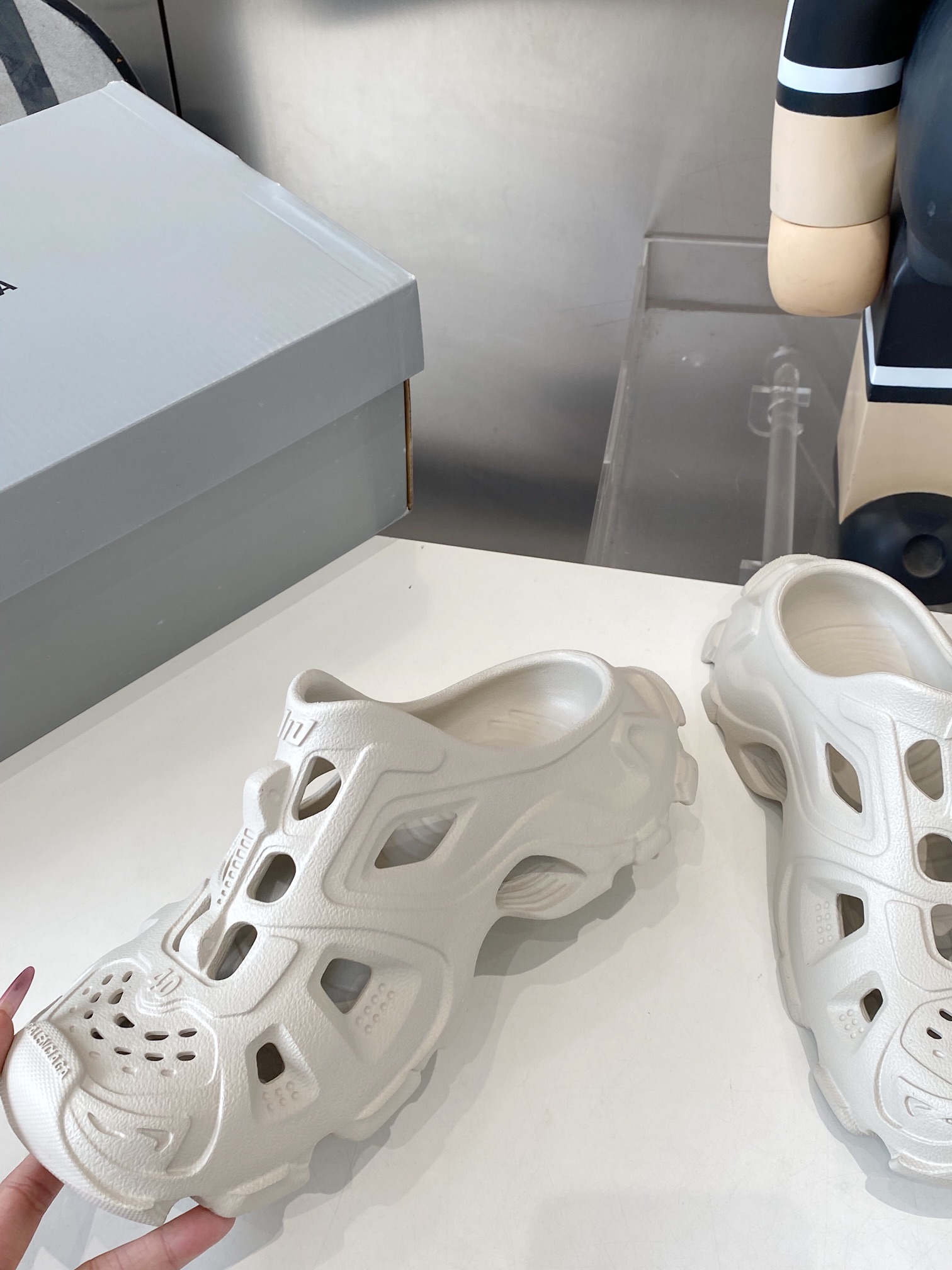 Balenciaga Summer Sandal Shoes: 528 Miles of Ultra-Light Luxury EVA Plastics - 图片 3