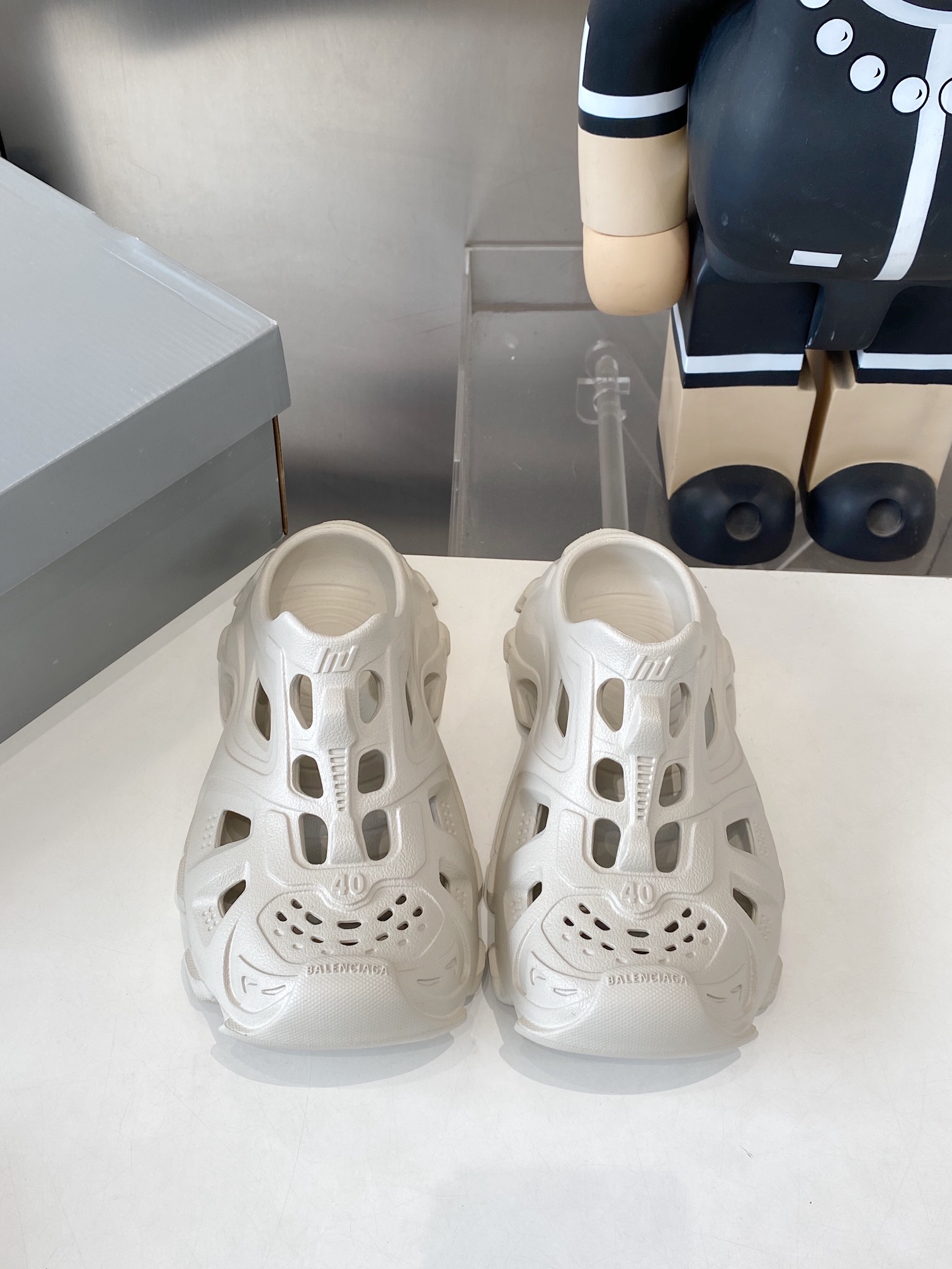 Balenciaga Summer Sandal Shoes: 528 Miles of Ultra-Light Luxury EVA Plastics - 图片 1