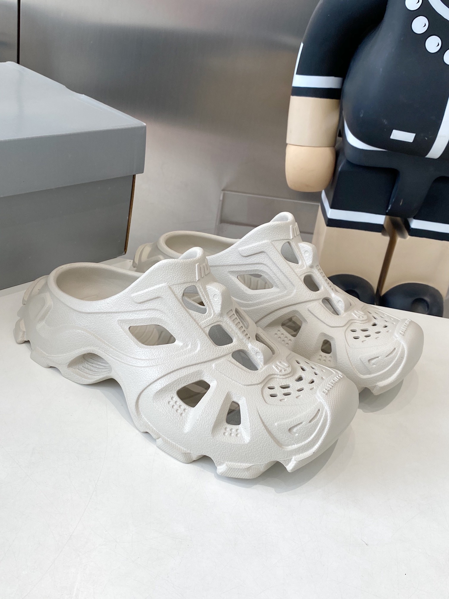 Balenciaga Summer Sandal Shoes: 528 Miles of Ultra-Light Luxury EVA Plastics - 图片 4
