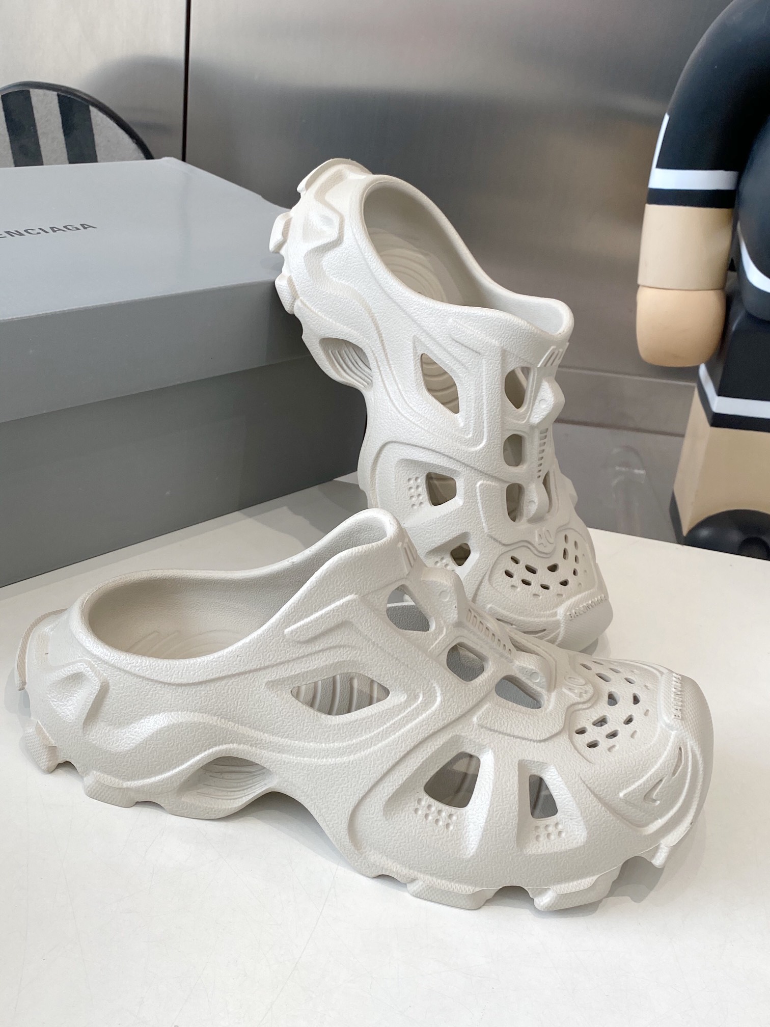 Balenciaga Summer Sandal Shoes: 528 Miles of Ultra-Light Luxury EVA Plastics - 图片 7