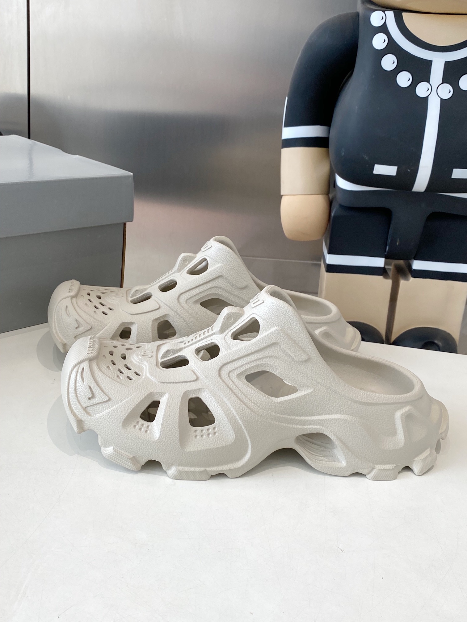 Balenciaga Summer Sandal Shoes: 528 Miles of Ultra-Light Luxury EVA Plastics - 图片 2