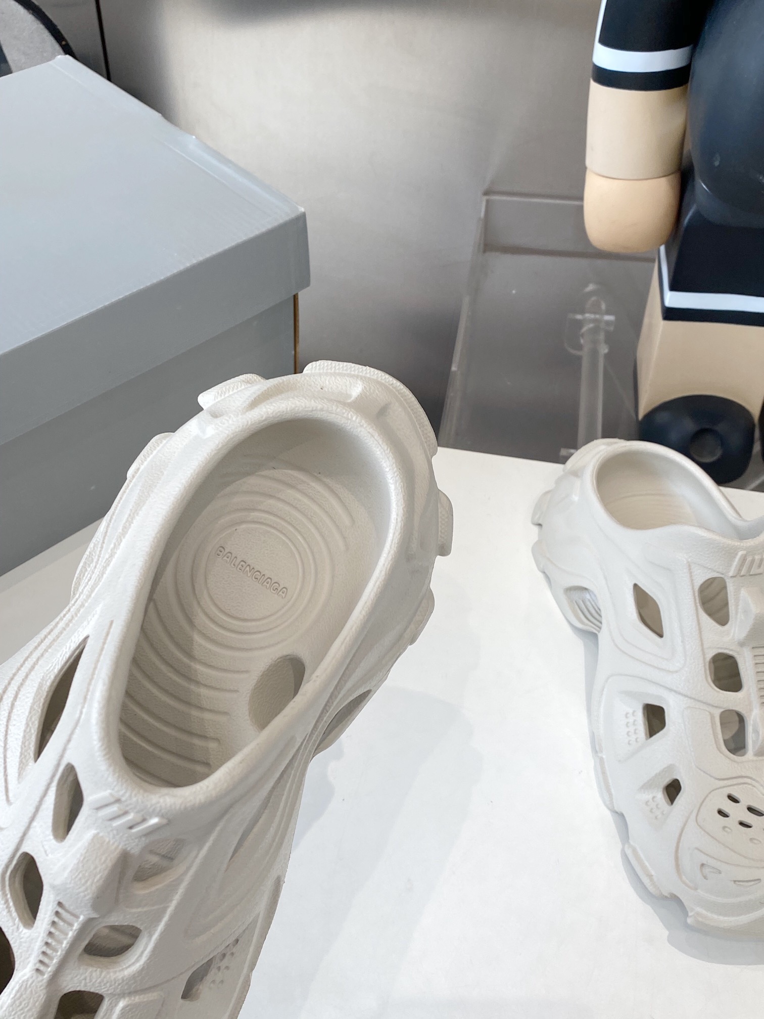Balenciaga Summer Sandal Shoes: 528 Miles of Ultra-Light Luxury EVA Plastics - 图片 6