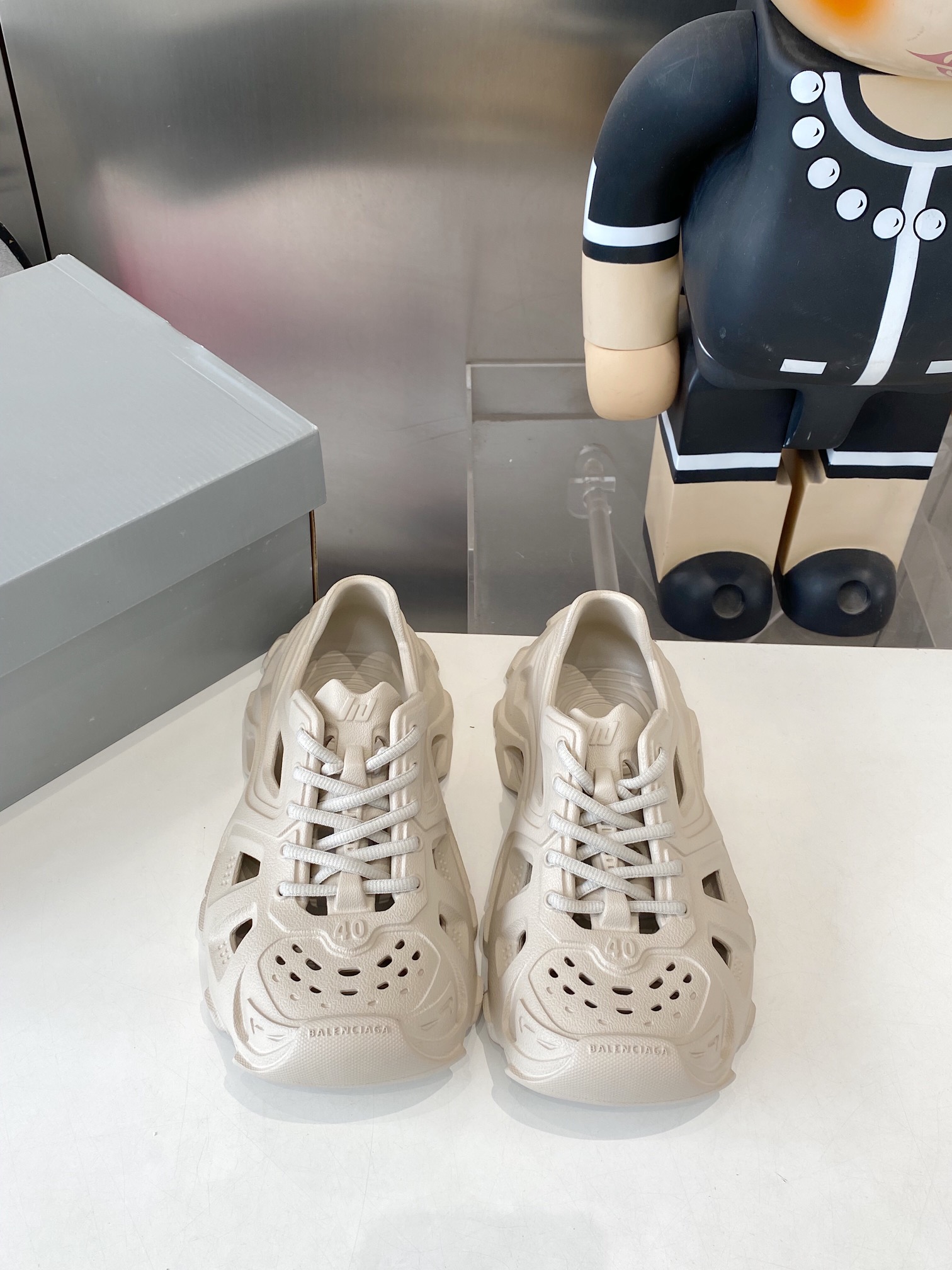 Balenciaga Summer Sandal Shoes: 528 Miles of Ultra-Light Luxury EVA Plastics - 图片 1