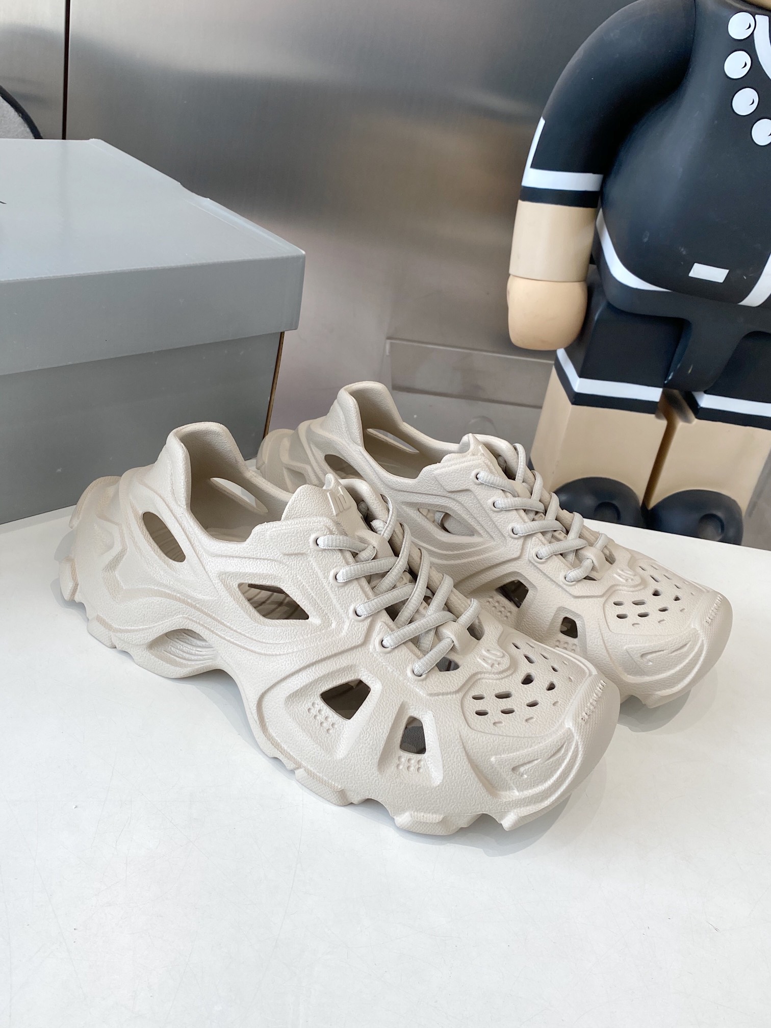 Balenciaga Summer Sandal Shoes: 528 Miles of Ultra-Light Luxury EVA Plastics - 图片 4