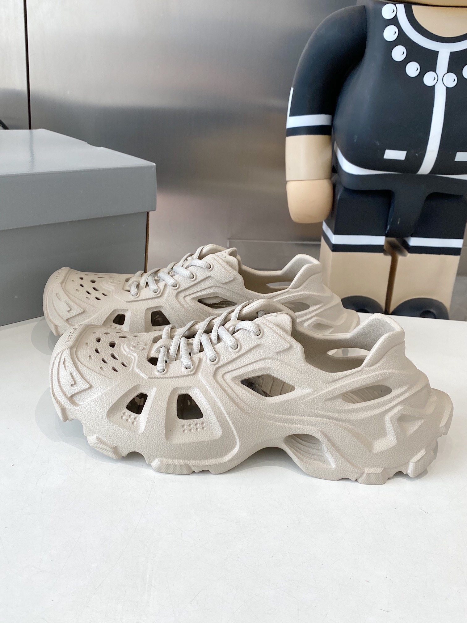 Balenciaga Summer Sandal Shoes: 528 Miles of Ultra-Light Luxury EVA Plastics - 图片 2