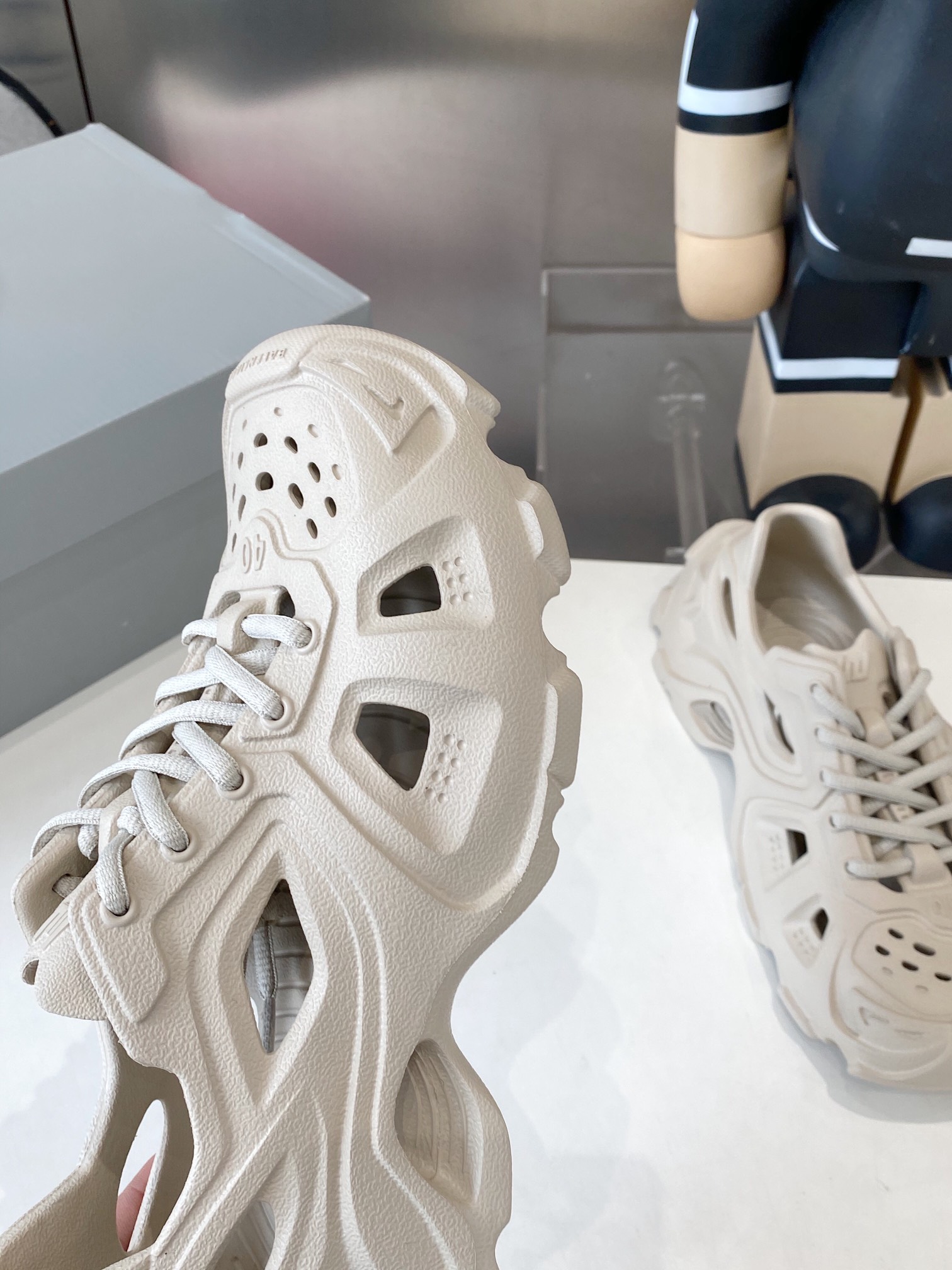 Balenciaga Summer Sandal Shoes: 528 Miles of Ultra-Light Luxury EVA Plastics - 图片 5
