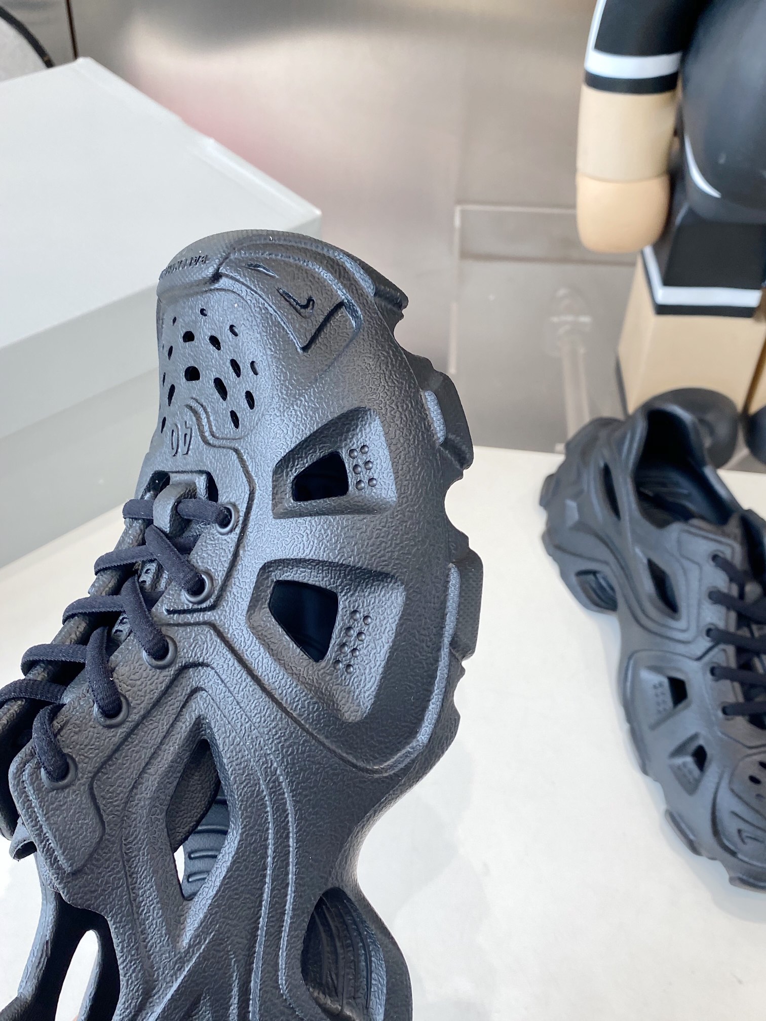 Balenciaga Summer Sandal Shoes: 528 Miles of Ultra-Light EVA Plastics - 图片 5
