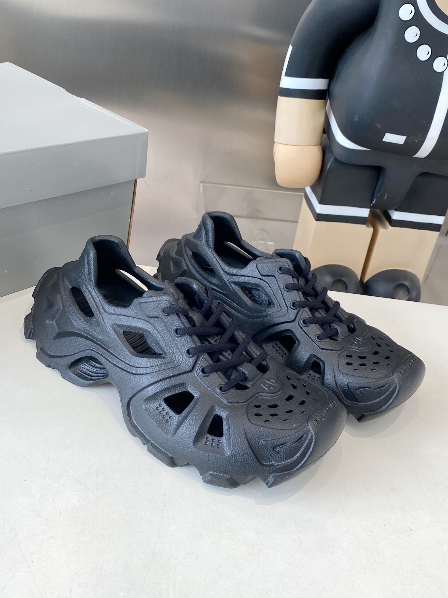 Balenciaga Summer Sandal Shoes: 528 Miles of Ultra-Light EVA Plastics - 图片 4