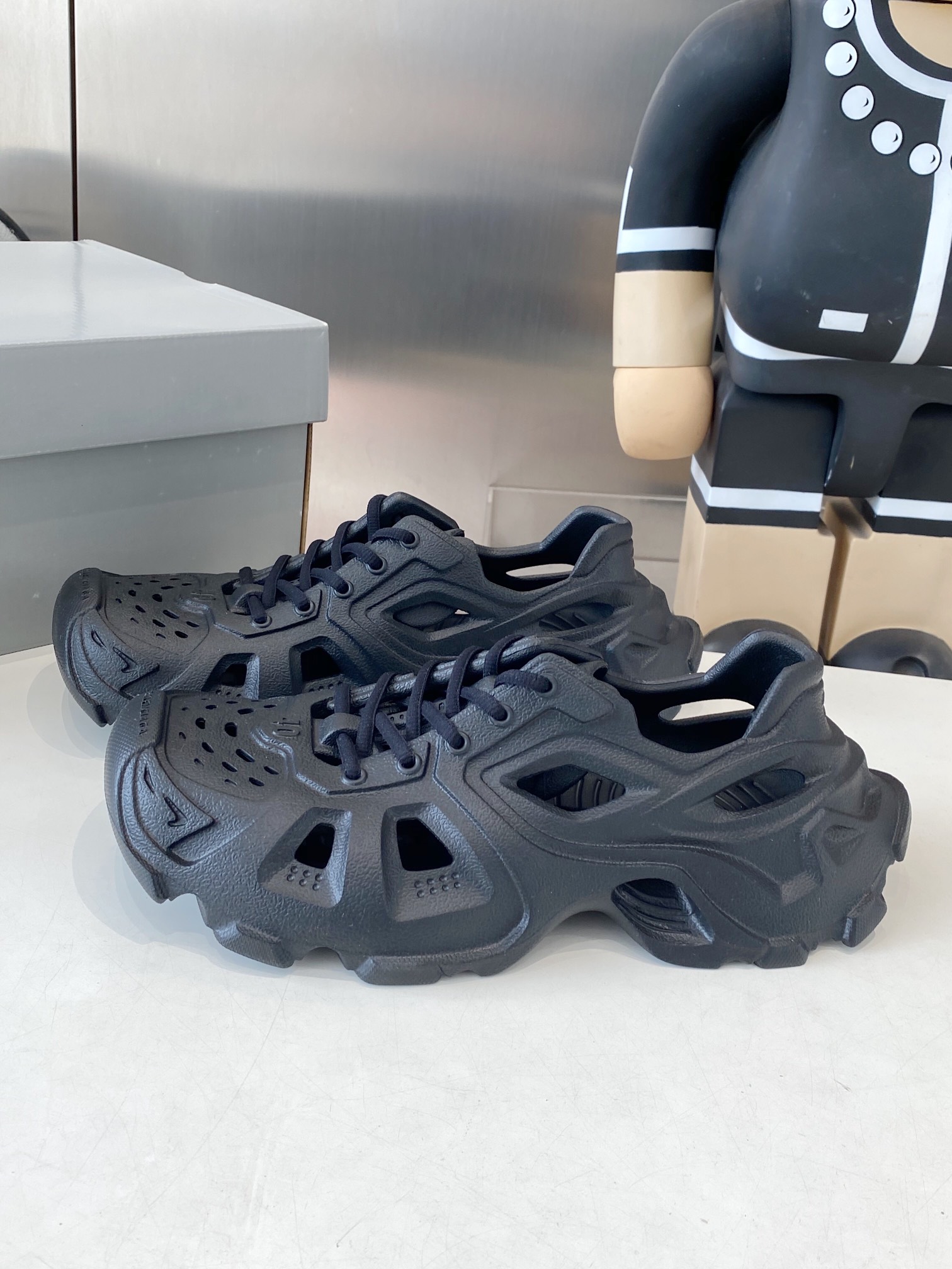 Balenciaga Summer Sandal Shoes: 528 Miles of Ultra-Light EVA Plastics - 图片 2