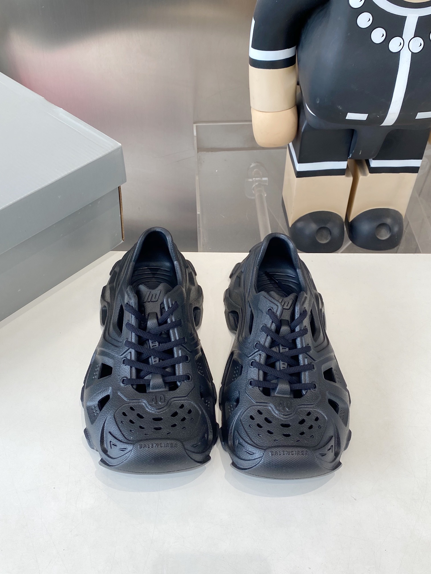 Balenciaga Summer Sandal Shoes: 528 Miles of Ultra-Light EVA Plastics - 图片 1