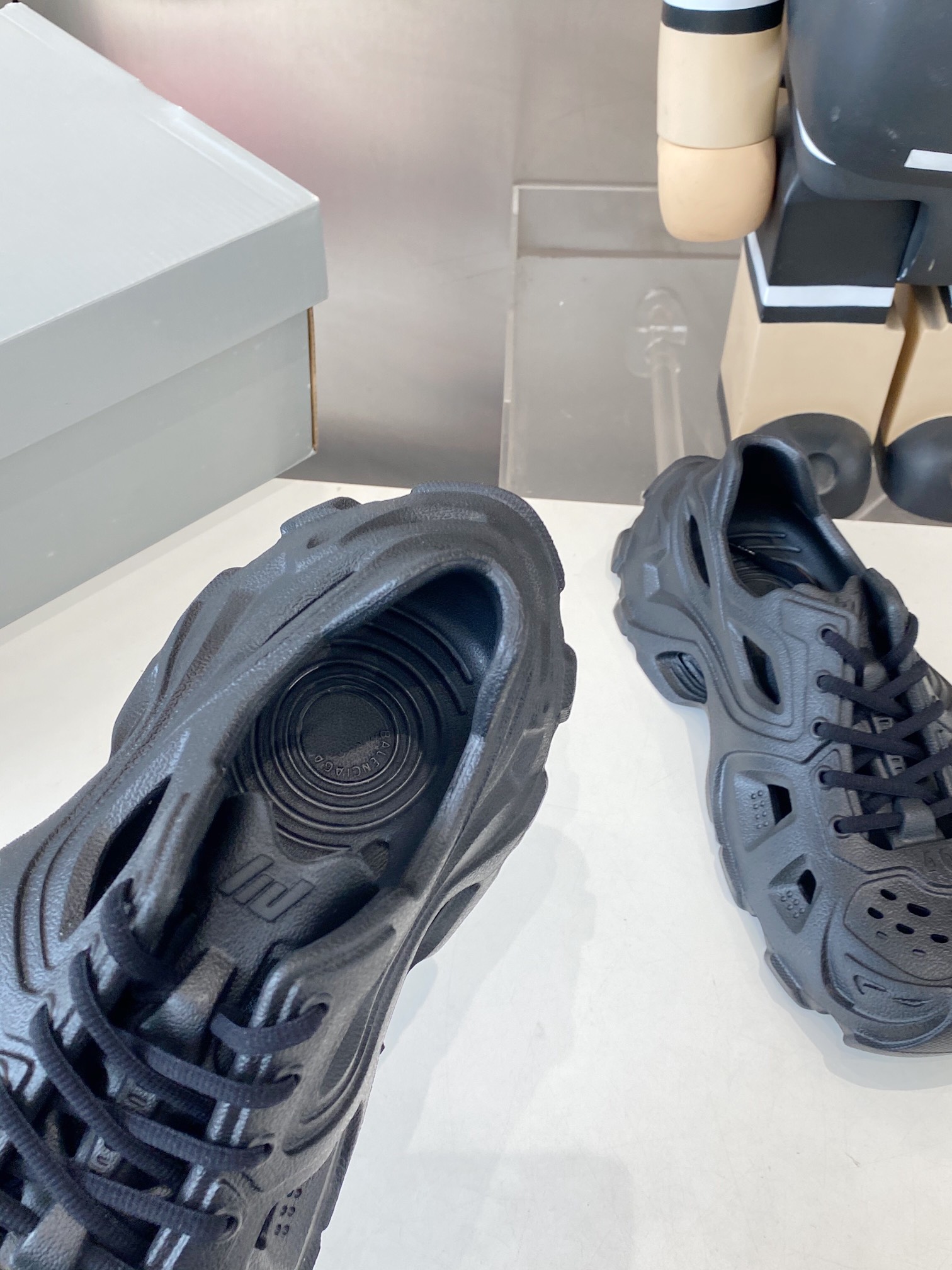 Balenciaga Summer Sandal Shoes: 528 Miles of Ultra-Light EVA Plastics - 图片 6