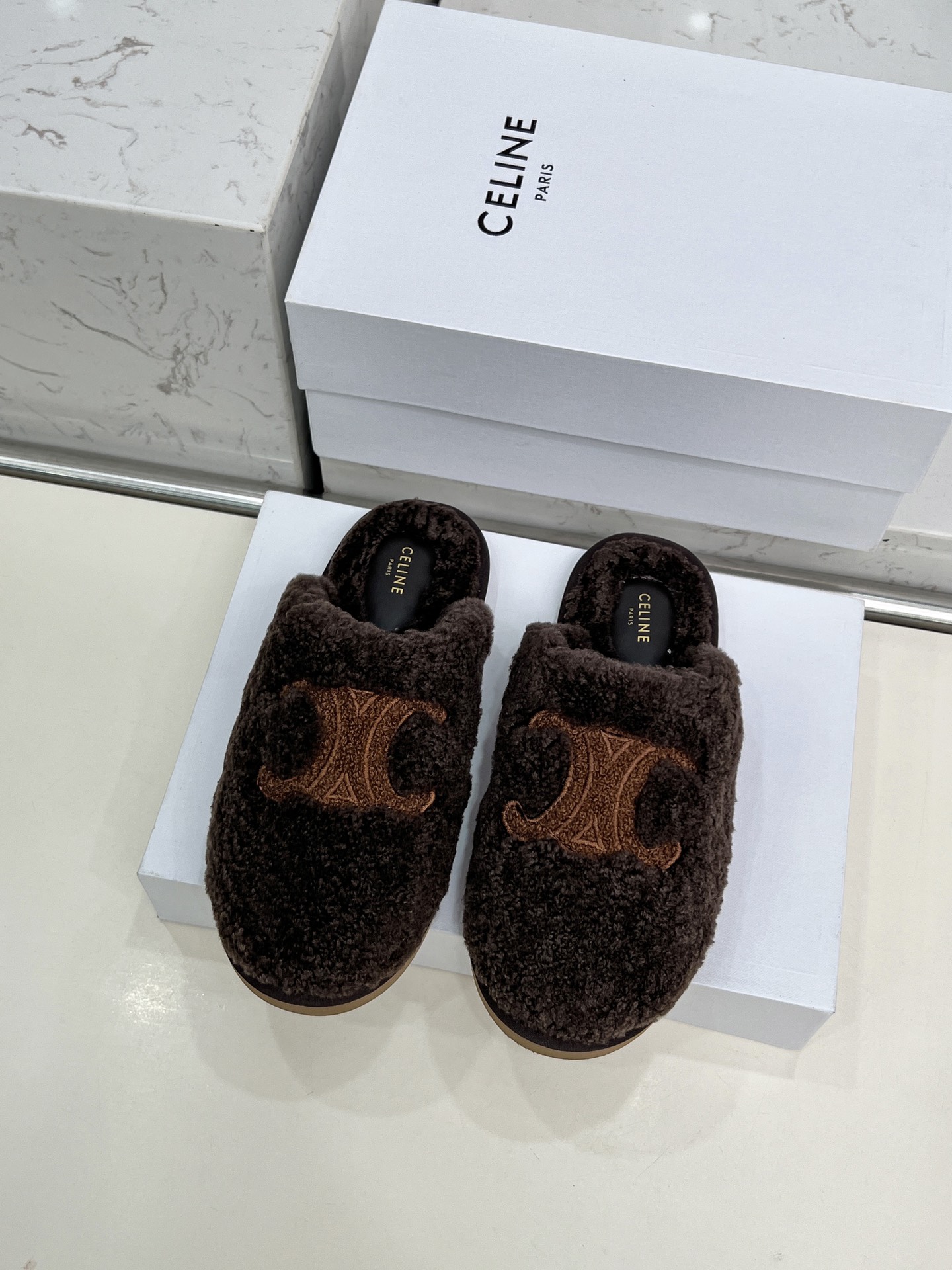 NO:476595,CELINE/Selin 2025 new wool slippers This season's Celine made me love it again!  It looks cute and fashionable, with long legs that are unique, surprisingly warm, really makes me unable to extricate myself, so cute~ The furry wool is made of European imported A-grade wool, we are consistent with the original version, all pure wool, the upper and footbed logo are sheepskin, we choose the original outsole, wear-resistant and non-slip size 35-41 (41 custom made without return or replacement), semi-dragged fur shoes, celine, celine, slippers, sheepskin19860909CELINE/塞林2025新品羊毛拖鞋 这一季的赛琳又让我重新爱了它一次！ 巨显可爱和时髦,拉长腿一绝,出奇的暖和真的是让我无法自拔真太可爱了～ 毛茸茸的羊毛是选用欧洲进口A级羊毛 我们做到与原版一致全部采用纯羊毛 鞋面和垫脚logo是羊皮 我们选用的是原版大底耐磨防滑 码数35-41（41定做不退不换）,半拖毛毛鞋,celine,celine,slippers,sheepskin,Women's Shoes