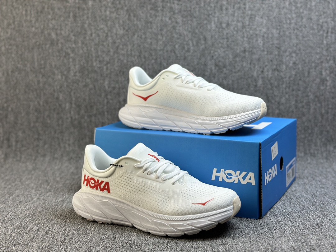 本地() HOKA ONE ONE M ARAHI 7 低帮专业越野跑步鞋 实拍首发 相较于前几代Mafate包裹感更好 跟Speedgoat(快速羚羊)系列比起来更加舒适 鞋底防滑性能在下坡的石板台阶和原始路面都有很好的表现 HOKA血统属性厚底设计 在快速下坡时起到缓震保护作用 减少重力给予脚踝、膝部、髋关节等处带来的冲击力 官方货号: 1147851/BSG