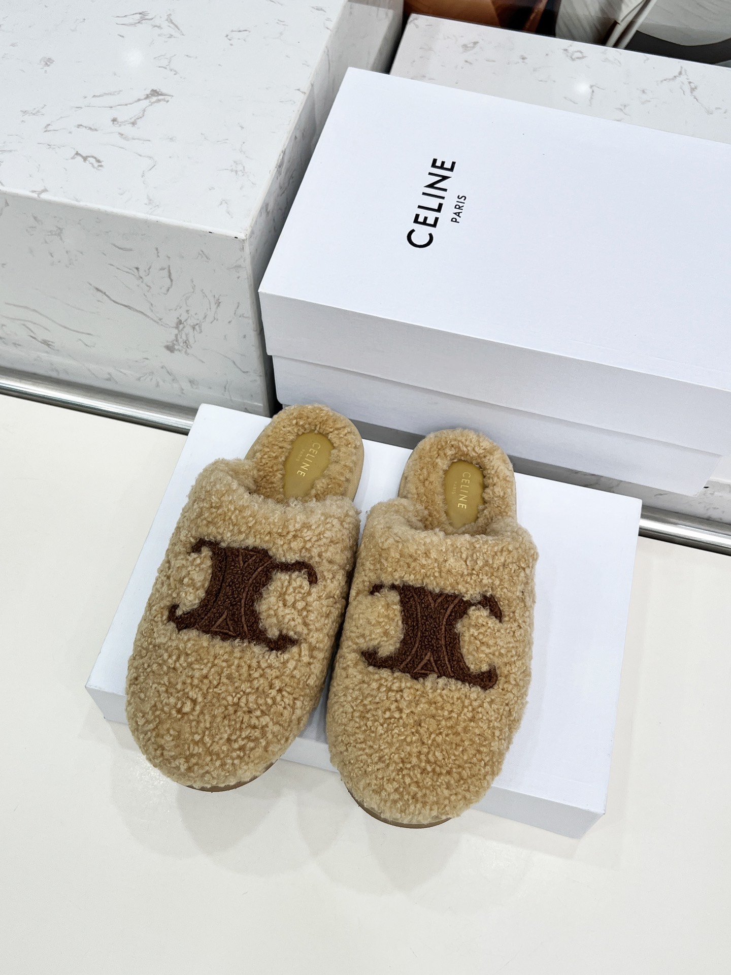 NO:614816,CELINE/Celin’s 2025 new wool slippers This season’s Celine made me fall in love with it again!  It looks cute and fashionable. It lengthens the legs. It’s surprisingly warm and makes me unable to extricate myself. It’s so cute~ The furry wool is imported from Europe. We use grade A wool. We are consistent with the original version and all use pure wool. The logo on the upper and foot pads is sheepskin. We choose the original outsole, which is wear-resistant and non-slip. The code number is 35-41 (41 is custom-made and cannot be returned or exchanged). Semi-slip furry shoes, celine, celine, slippers, sheepskin19860909CELINE/塞林2025新品羊毛拖鞋 这一季的赛琳又让我重新爱了它一次！ 巨显可爱和时髦,拉长腿一绝,出奇的暖和真的是让我无法自拔真太可爱了～ 毛茸茸的羊毛是选用欧洲进口A级羊毛 我们做到与原版一致全部采用纯羊毛 鞋面和垫脚logo是羊皮 我们选用的是原版大底耐磨防滑 码数35-41（41定做不退不换）,半拖毛毛鞋,celine,celine,slippers,sheepskin,Women's Shoes