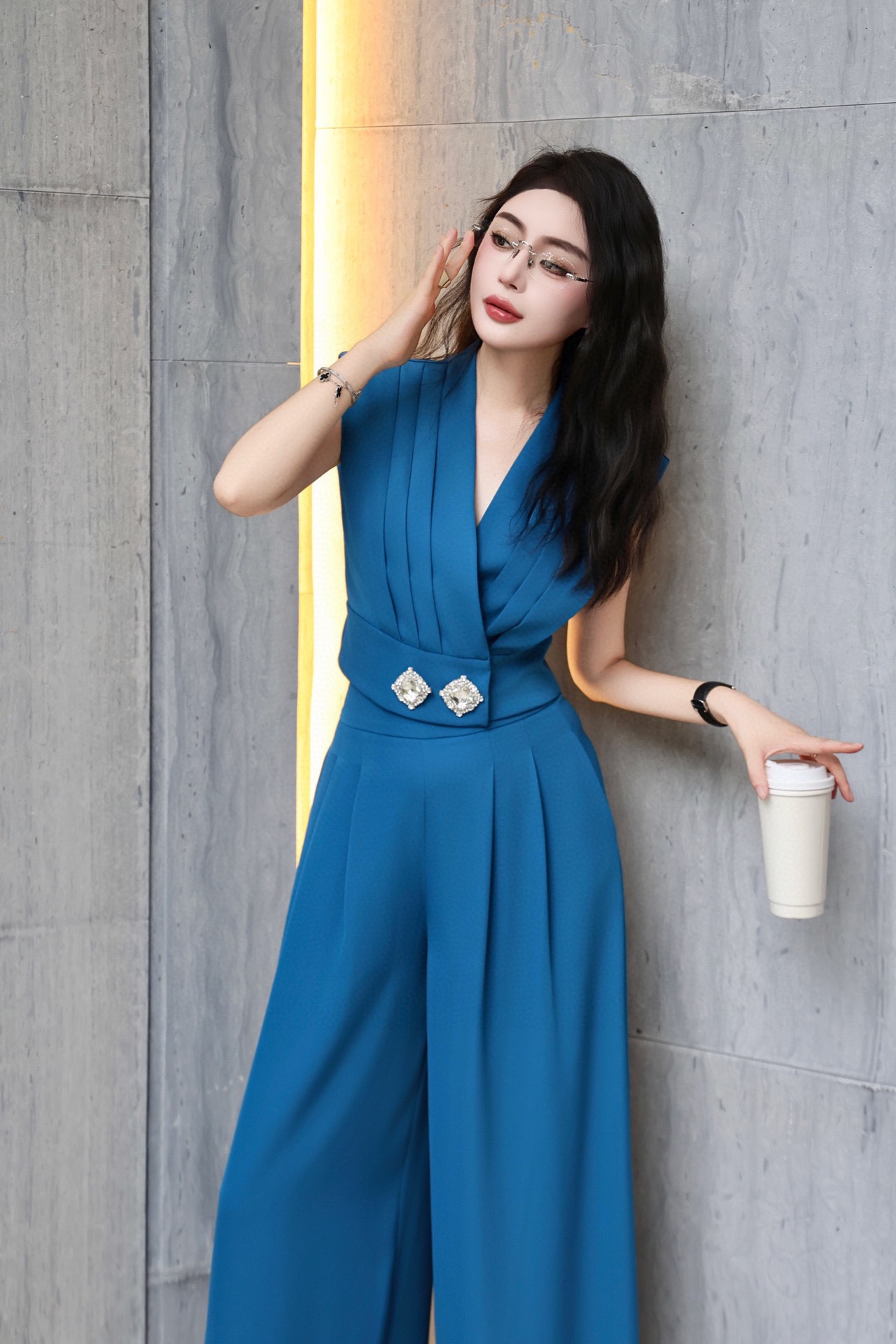 Title: High-End Women’s Suit with High Quality and Modern Design Summary: P816 suit features simple cutting, high sense, waistlines, short shirts, broad-legged pants for a bold look - 图片 5