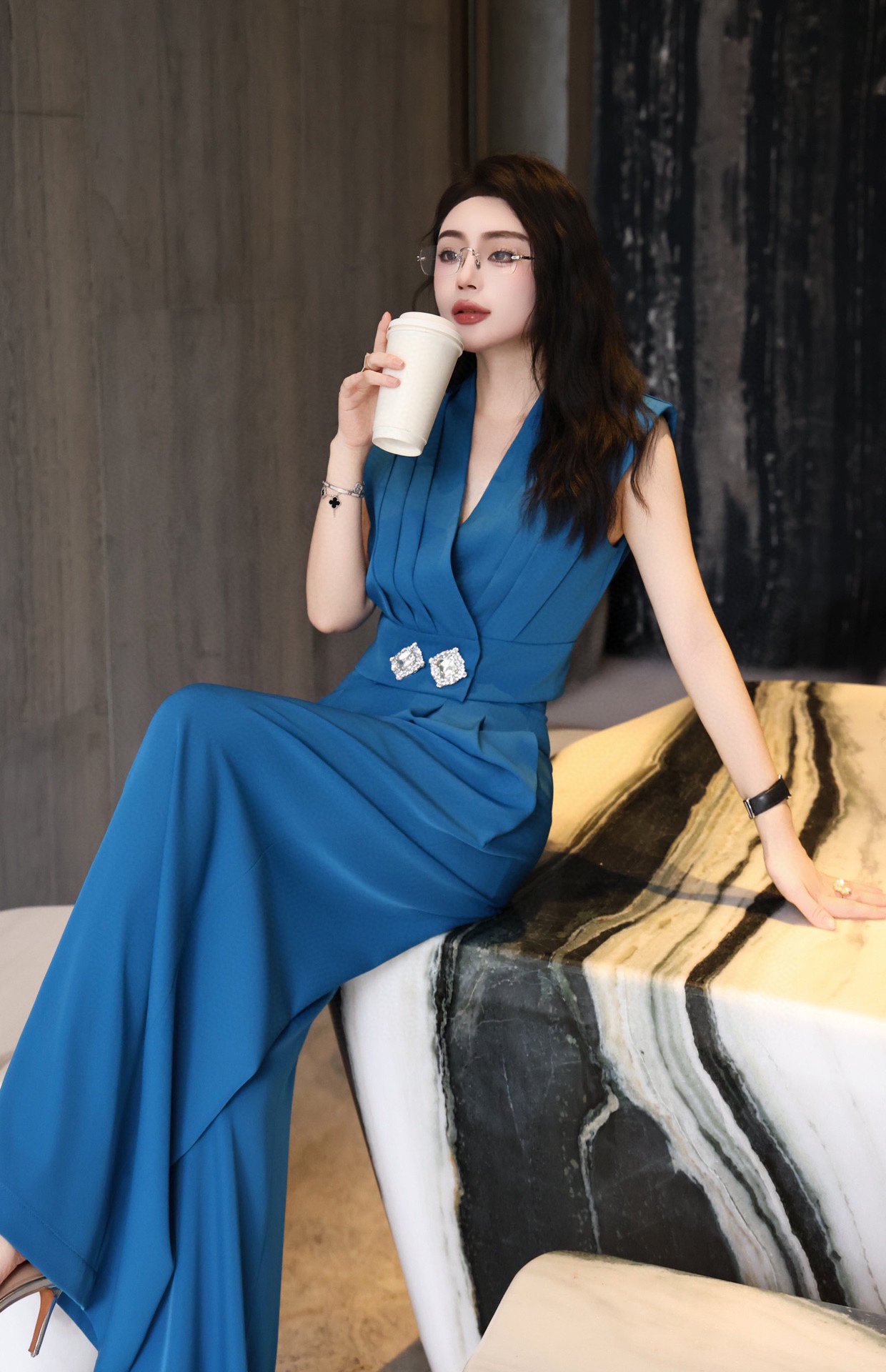 Title: High-End Women’s Suit with High Quality and Modern Design Summary: P816 suit features simple cutting, high sense, waistlines, short shirts, broad-legged pants for a bold look - 图片 6