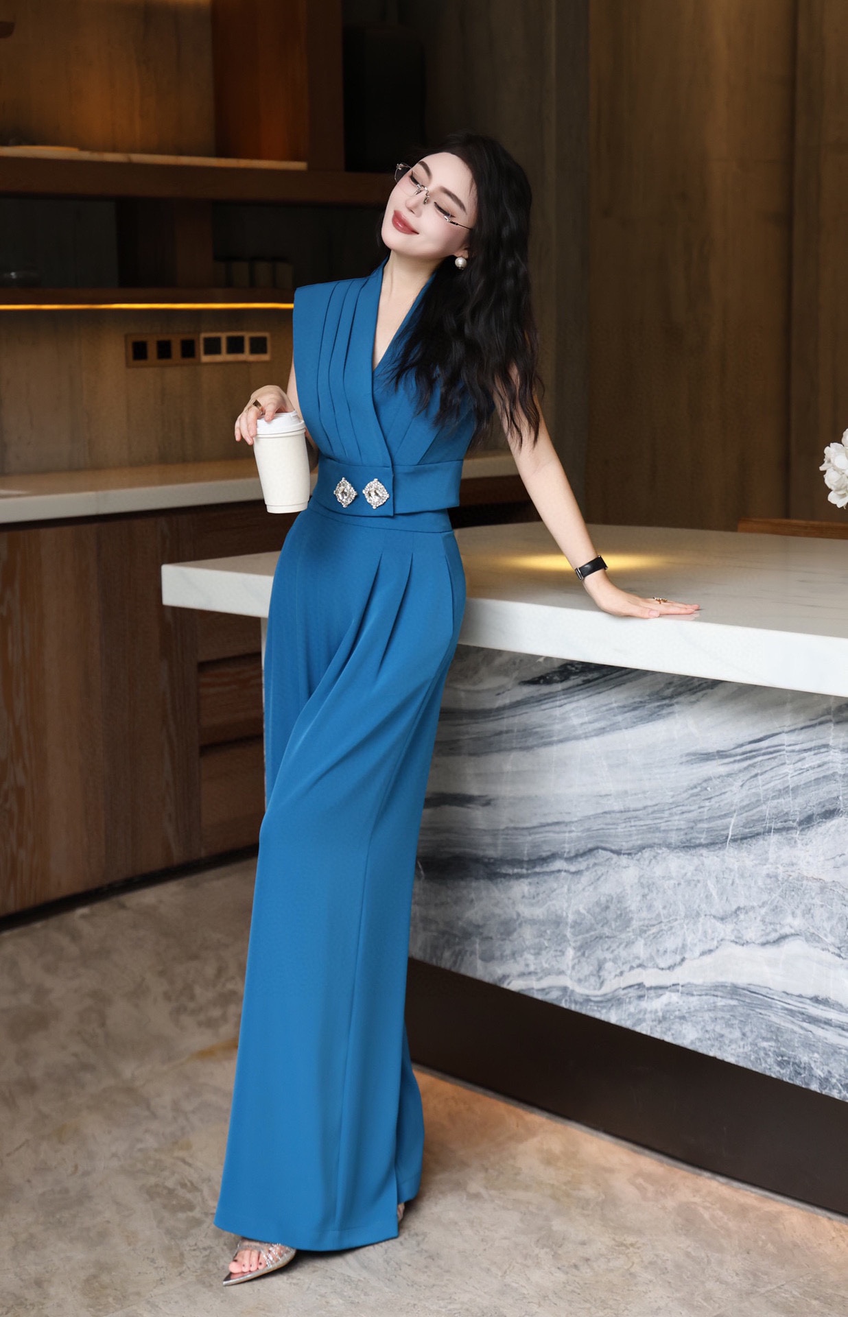 Title: High-End Women’s Suit with High Quality and Modern Design Summary: P816 suit features simple cutting, high sense, waistlines, short shirts, broad-legged pants for a bold look