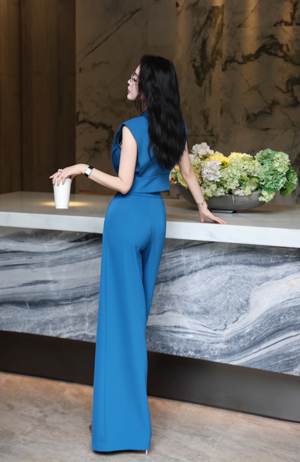 Title: High-End Women’s Suit with High Quality and Modern Design Summary: P816 suit features simple cutting, high sense, waistlines, short shirts, broad-legged pants for a bold look - 图片 3