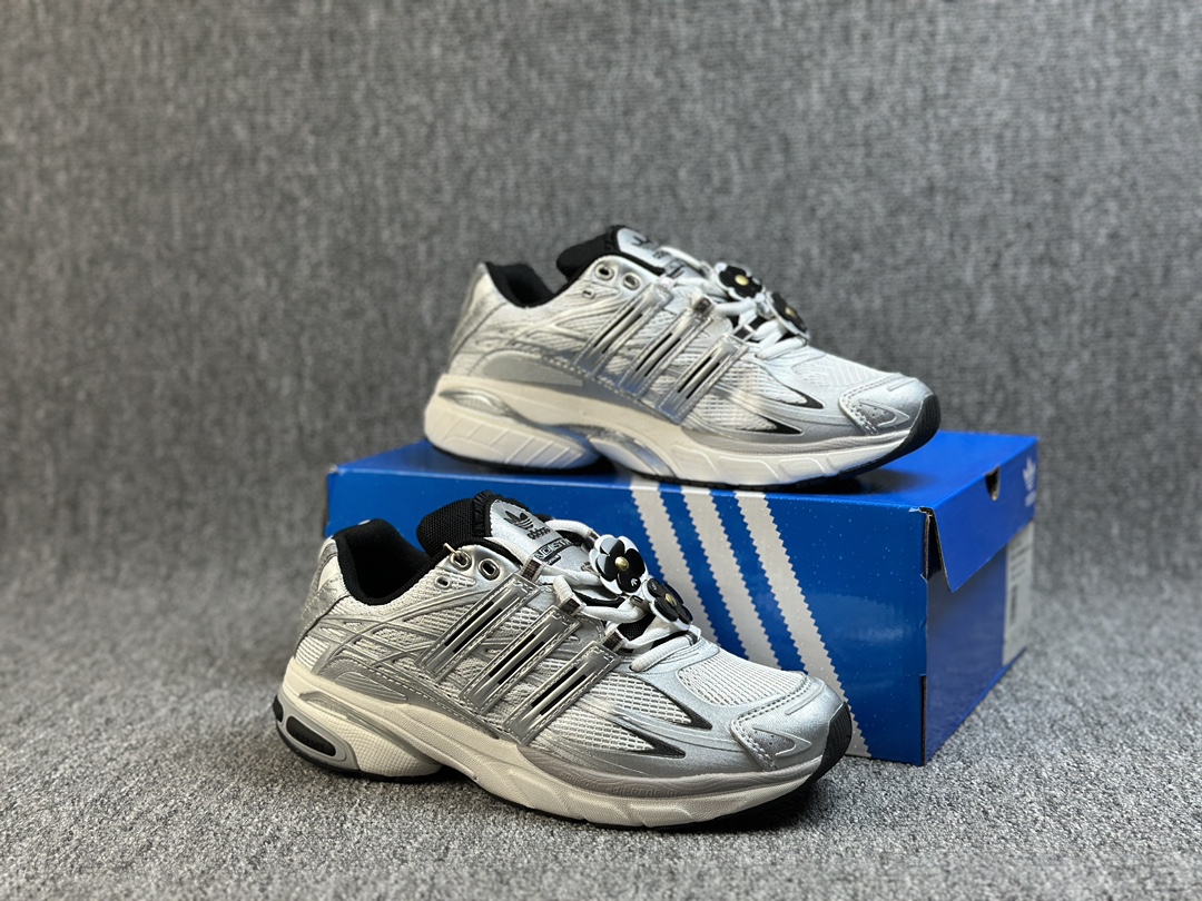 本地（）
Unheardof x  adidas originals Adistar Cushion 3 银白
这款融合品牌合作与文化元素的限量款跑鞋
轻便透气 休闲时尚 搭裙子也好看 日常穿也好搭配 简单不失设计感
尤其是鞋子上的小花很有少女感银色的设计没有那么生硬尺码刚好鞋底硬实耐磨
想入手运动鞋的可以选择这一款 很百搭比较小众
货号：IH5928SJ
Size：35.5 36 36.5 37 38 38.5 39 40 40.5 41 42 42.5 43 44 44.5 45