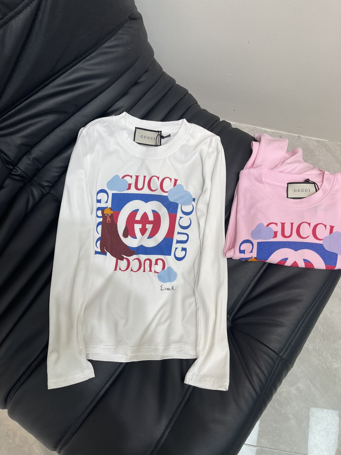 NO:456707,Gucc*25 new autumn and winter printed logo letters high elastic long-sleeved base shirt. An indispensable item for autumn and winter wardrobe. It looks very good whether worn alone or in the inner layer. It shows off your figure. Customized threaded cotton fabric. The fabric comes with elasticity and good elasticity. The upper body is soft and comfortable. Logo printing design. The overall wiring is flat and delicate. Versatile style. SML,,gucci,alexander wang.19860909Gucc*25秋冬新款印花logo字母高弹力长袖打底衫 秋冬衣柜不可缺少的单品 无论单穿还是内搭都很好看 很显身材 定制螺纹棉面料 面料自带弹力 回弹力好 上身柔软舒适 logo印花设计 整体走线平整细腻 百搭款 SML,,gucci,alexander wang,Women's clothing