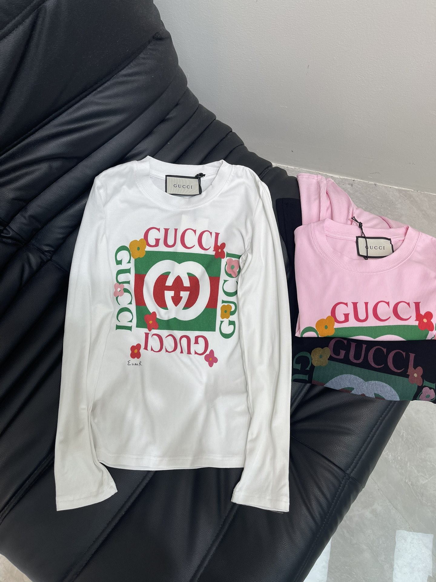 NO:456711,Gucc*25 new autumn and winter printed logo letters high elastic long-sleeved base shirt. An indispensable item for autumn and winter wardrobe. It looks very good whether worn alone or in the inner layer. It shows off your figure. Customized threaded cotton fabric. The fabric comes with elasticity and good elasticity. The upper body is soft and comfortable. Logo printing design. The overall wiring is flat and delicate. Versatile style. SML,,gucci,alexander wang.19860909Gucc*25秋冬新款印花logo字母高弹力长袖打底衫 秋冬衣柜不可缺少的单品 无论单穿还是内搭都很好看 很显身材 定制螺纹棉面料 面料自带弹力 回弹力好 上身柔软舒适 logo印花设计 整体走线平整细腻 百搭款 SML,,gucci,alexander wang,Women's clothing