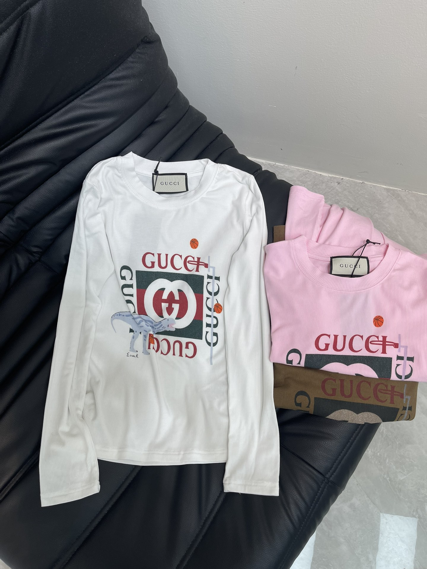 NO:456714,Gucc*25 autumn and winter new printed logo letters high elastic long-sleeved base shirt. An indispensable item for autumn and winter wardrobe. It looks very good whether worn alone or in the inner layer. It shows off your figure. Customized threaded cotton fabric. The fabric comes with elasticity and good elasticity. The upper body is soft and comfortable. Logo printing design. The overall wiring is flat and delicate. Versatile style. SMLA,,gucci,alexander wang.19860909Gucc*25秋冬新款印花logo字母高弹力长袖打底衫 秋冬衣柜不可缺少的单品 无论单穿还是内搭都很好看 很显身材 定制螺纹棉面料 面料自带弹力 回弹力好 上身柔软舒适 logo印花设计 整体走线平整细腻 百搭款 SMLA,,gucci,alexander wang,Women's clothing