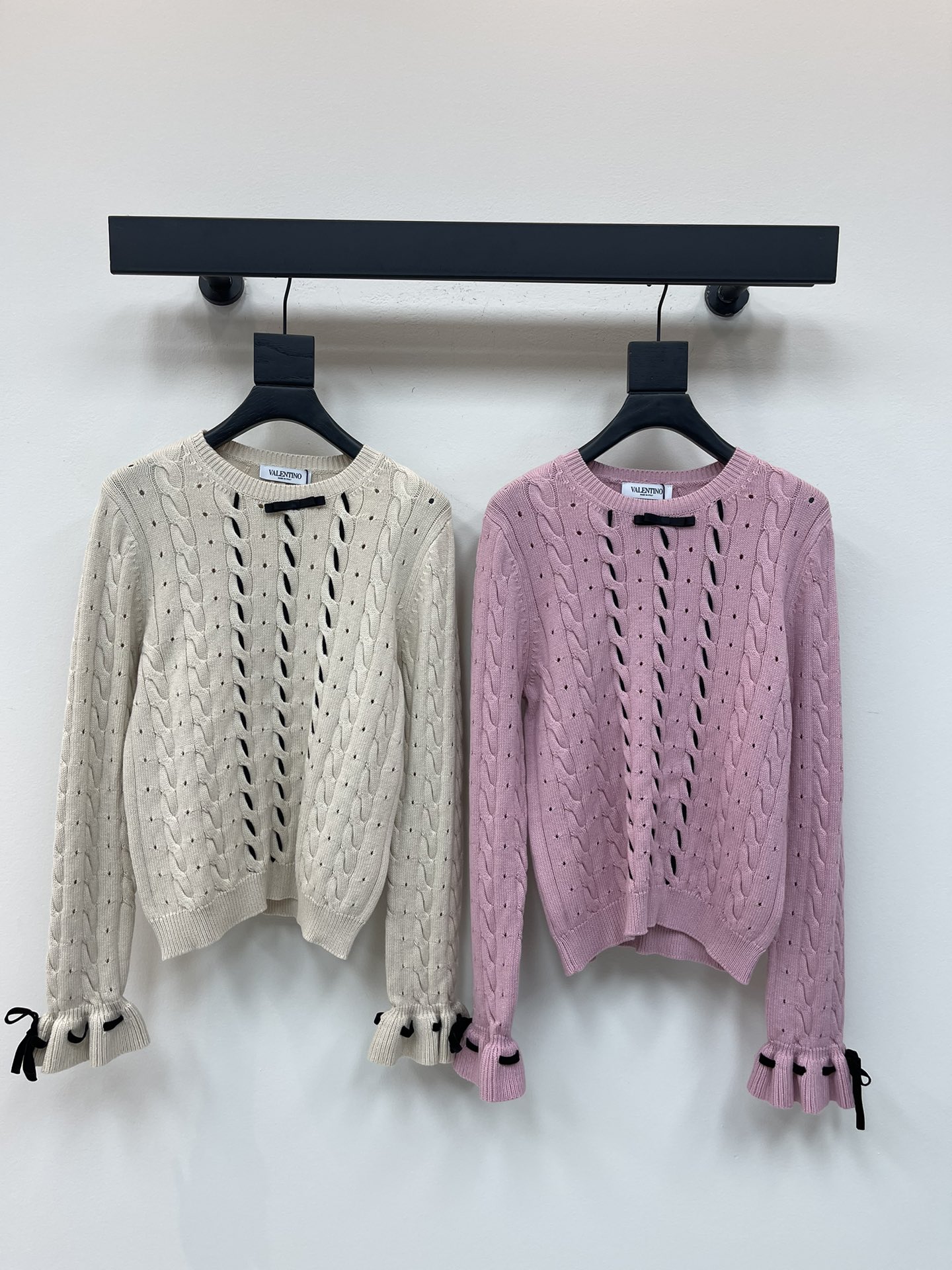 NO:456716,VALENTIN*25 early autumn new style is synchronized on the official website, twist knitted pullover long-sleeved knitted sweater!  Customized YB imported wool blended yarn material, high-quality texture, comfortable and soft, obvious texture, two colors intertwined vertical bow and twisted texture, the cuffs are designed with lotus edges, highlighting intellectual and gentle temperament, full of elasticity, showing high-end tone, regular style does not pick on body shape and age, and daily simple and versatile style!  SML, valentino, sweaters, alexander wang19860909VALENTIN*25早秋新款官网同步 麻花编织套头长袖针织毛衣！定制YB进口羊毛混纺纱线材质 质感高级 舒适柔软 肌理明显 通体两色交织竖纹蝴蝶结麻花肌理 袖口以荷花边设计 突出知性温柔气质 弹力十足 彰显高级调性 常规版型不挑身材年龄 日常简约百搭款！SML,,valentino,sweaters,alexander wang,Women's clothing