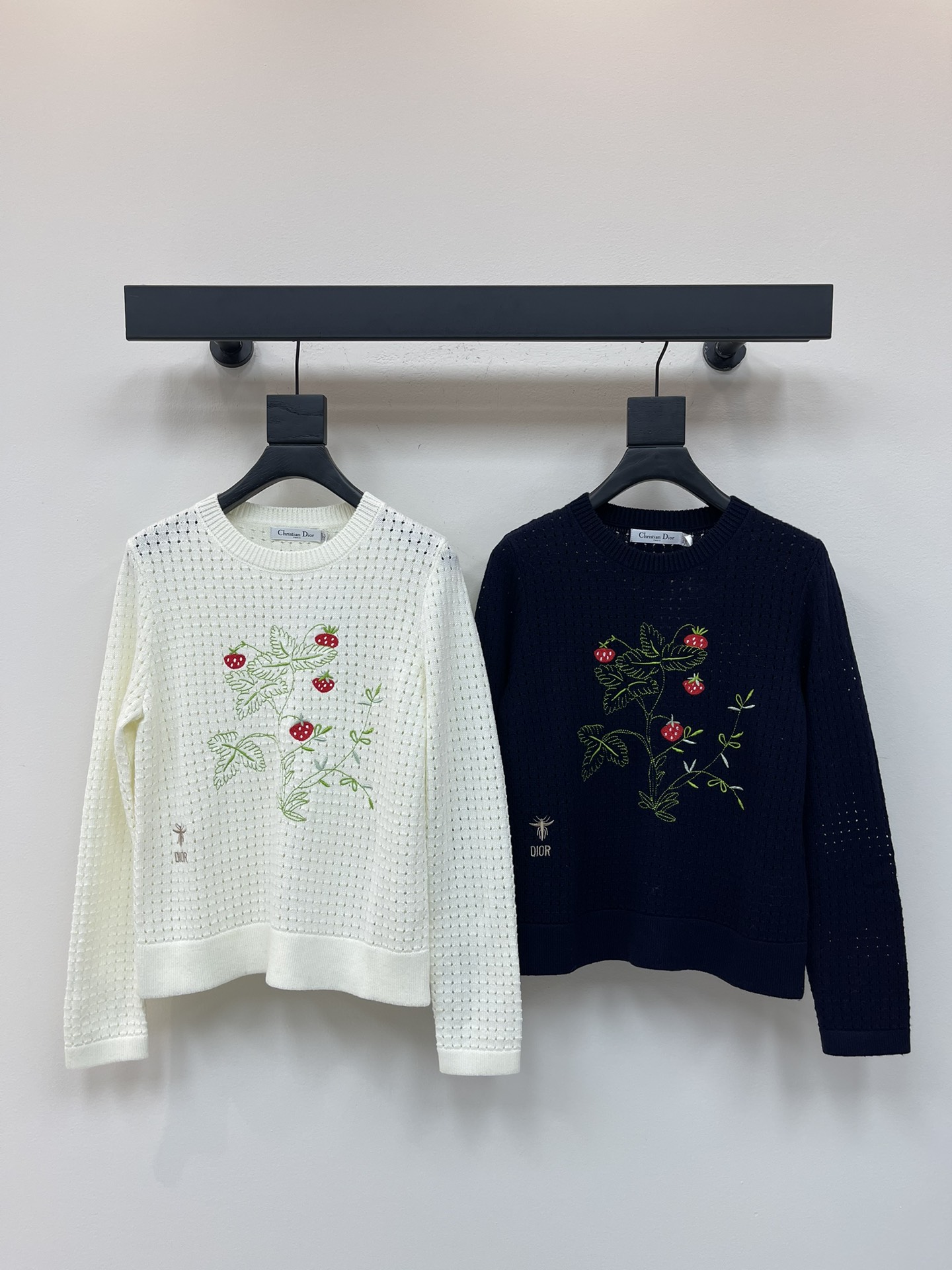 NO:456720,Dio*25 early autumn new strawberry pattern knitted long sleeves!  Customized wool yarn weaving, high-quality texture, comfortable and comfortable. Knitted long-sleeved cuts, hollow texture throughout. Embroidery on the chest outlines the effect of strawberry plants. The upper body is versatile and high-end. Combined with the bee CD logo, it shows high-end style. The upper body shows light luxury and fashionable temperament!  SML, dior,alexander wang19860909Dio*25早秋新款草莓图案针织长袖！定制羊毛纱线织造 质感高级舒适 套头针织长袖剪裁 通体镂空肌理 胸前刺绣缝制勾勒出草莓植株效果 上身百搭高级 配合蜜蜂CD徽标 彰显高级格调 上身尽显轻奢时髦气质！SML,,dior,alexander wang,Women's clothing