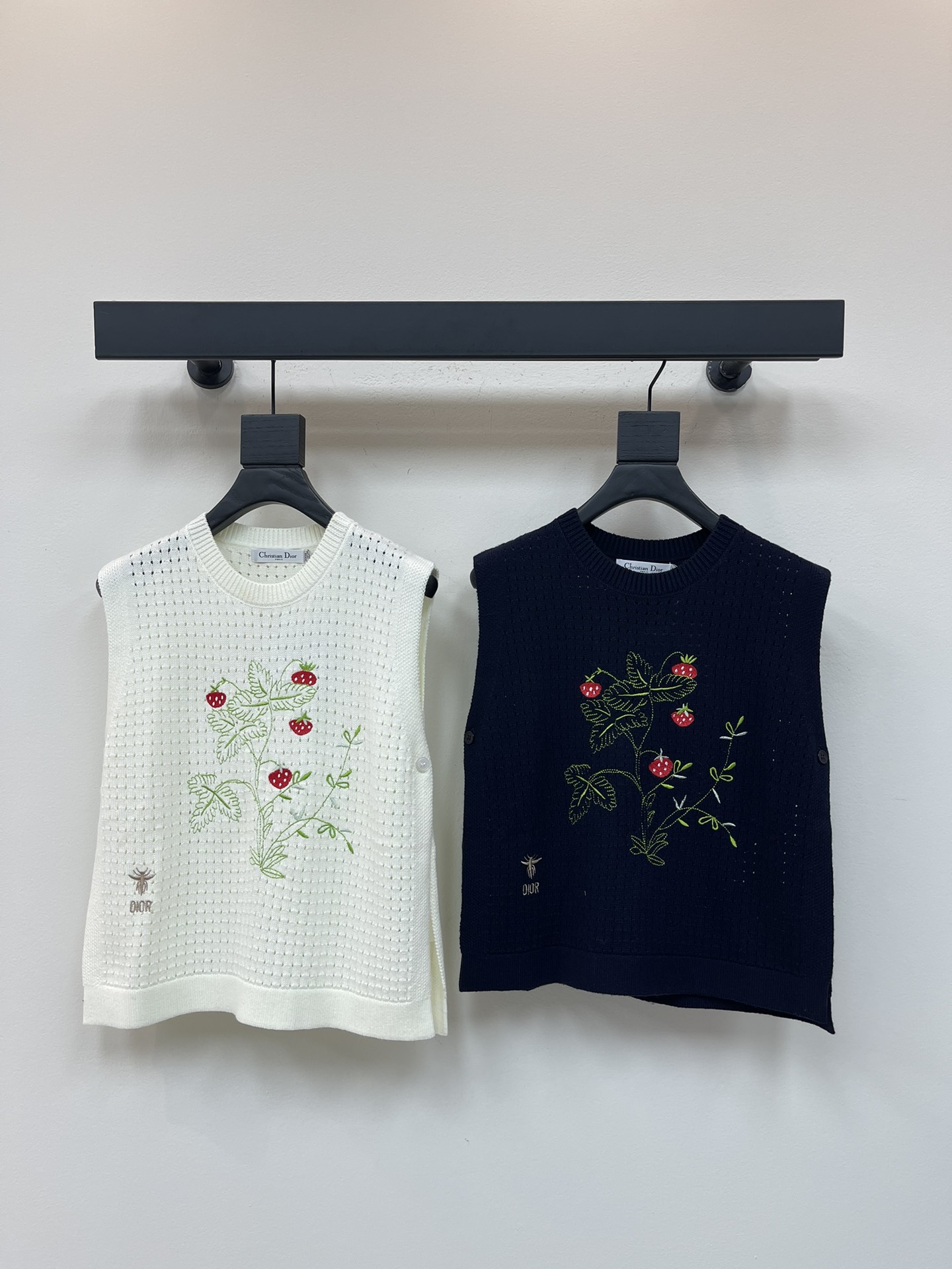 NO:456684,Dio*25 early autumn new strawberry pattern knitted vest vest!  Customized YB wool yarn weaving, high-quality texture and comfortable, knitted vest tailoring, wide shoulder silhouette matching, chest embroidery sewing outlines the effect of strawberry plants, versatile and high-end upper body, matched with bee CD logo, highlights the high-end style, two shawls in front and back, diverse ways to wear, show personality, rich visual effects, the upper body shows light luxury and fashionable temperament!  SML, dior,shawls,alexander wang19860909Dio*25早秋新款草莓图案针织马甲背心！定制YB羊毛纱线织造 质感高级舒适 针织马甲剪裁 宽肩廓形配合 胸前刺绣缝制勾勒出草莓植株效果 上身百搭高级 配合蜜蜂CD徽标 彰显高级格调 前后两片披肩式 穿法多样 彰显个性 丰富视觉效果 上身尽显轻奢时髦气质！SML,,dior,shawls,alexander wang,Women's clothing