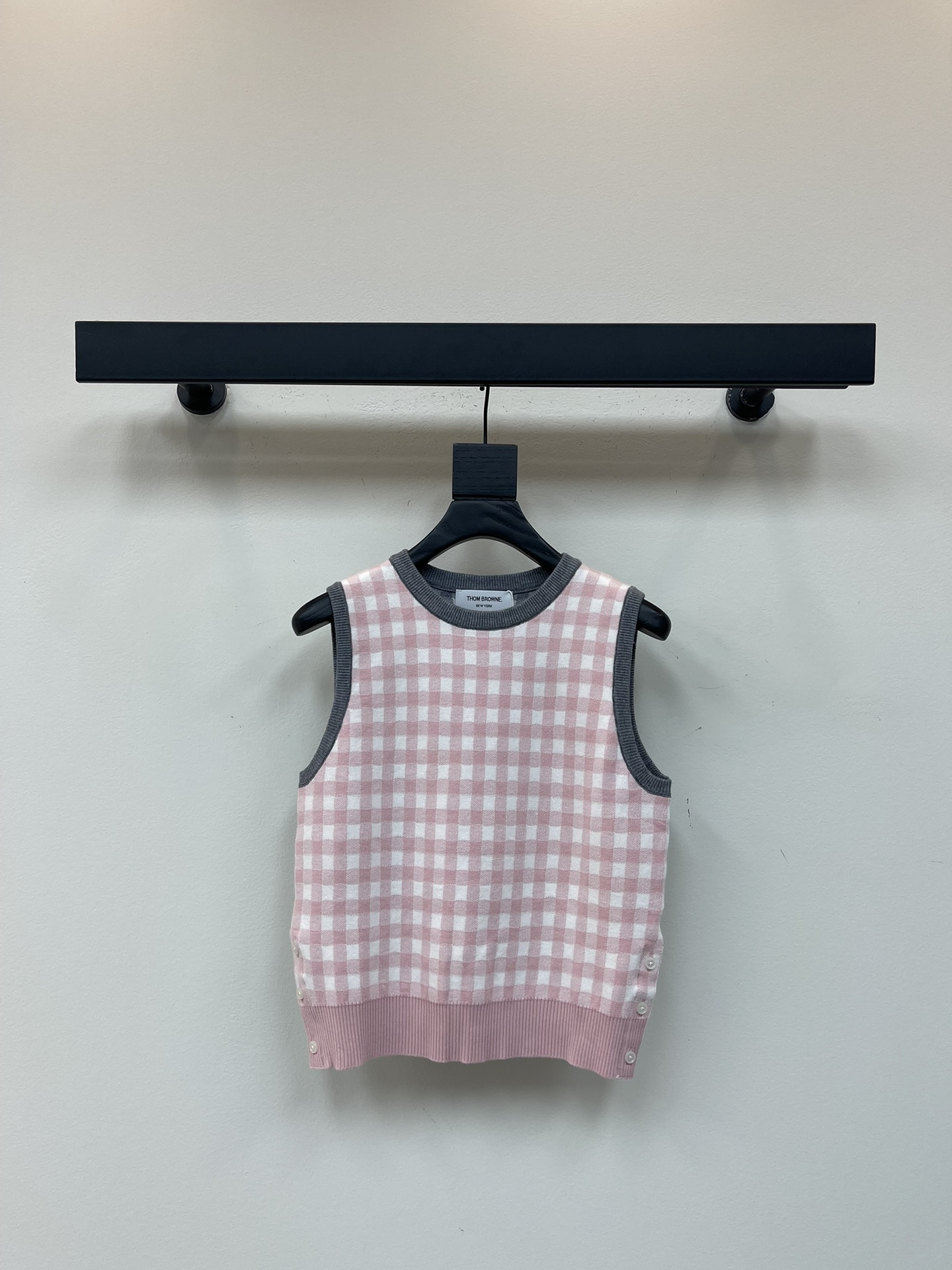 NO:456690,TB 25 early autumn new contrasting plaid knitted cardigan. Contrast color plaid heavy industry splicing design is full of design. The button side slits with iconic striped grosgrain trim on both sides of the hem are really sweet and cute. A super beautiful and versatile item!  SML, alexander wang19860909TB 25早秋新款撞色格子针织开衫 撞色格子重工拼接设计设计感满满 下摆两边带标志性条纹罗缎饰边的纽扣侧开衩上身真的超级甜美可爱 超美的百搭单品！SML,,alexander wang,Women's clothing