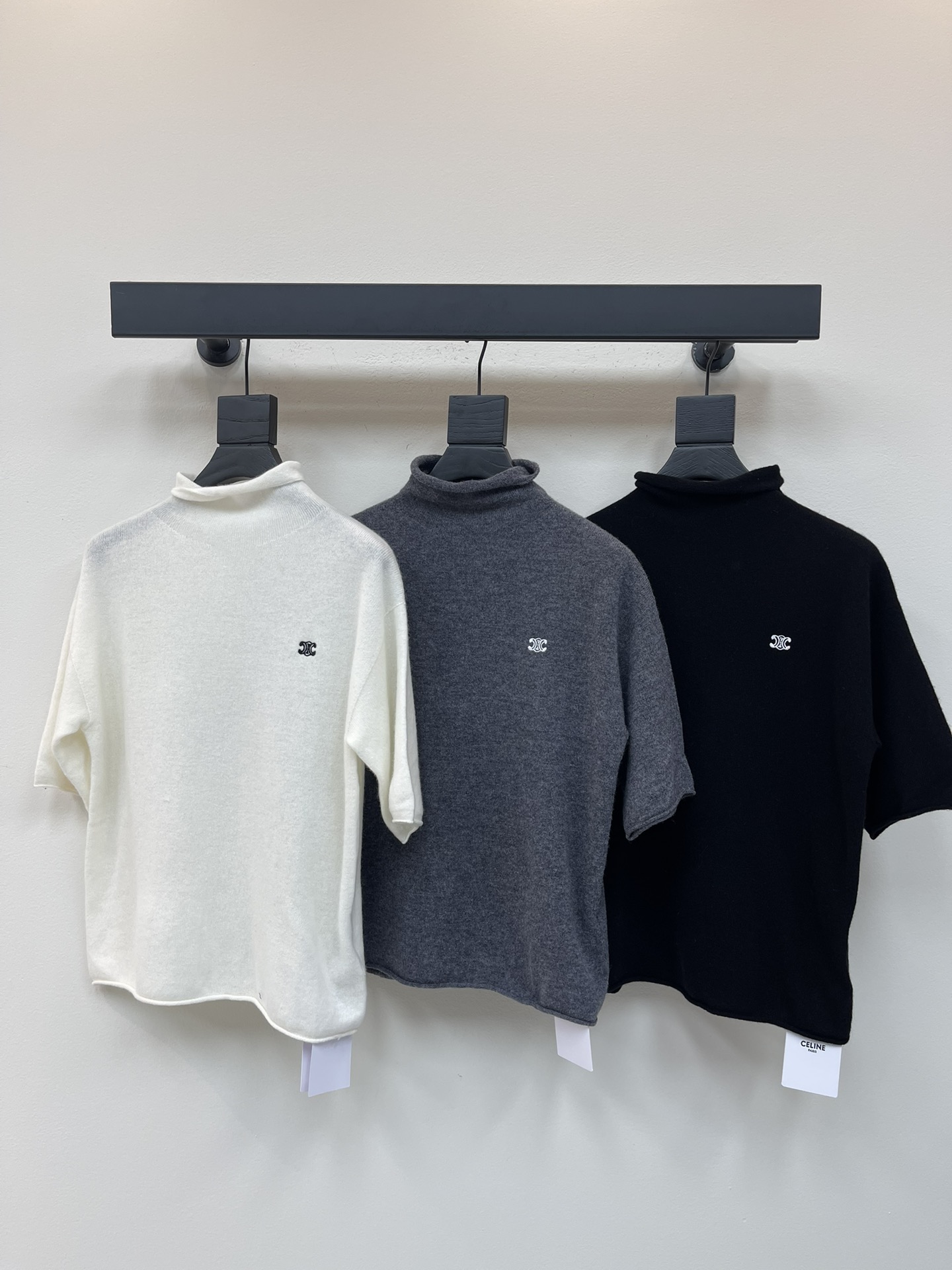 NO:457490,Celin*25 early autumn new small turtleneck knitted short-sleeved knitted top Customized YB wool yarn wool delicate texture Soft and comfortable Small turtleneck knitted short-sleeved cut Three-dimensional cut adds exquisite tone Full-body vertical knitted texture Matched with elastic fabrics Make fit more slimming and curvy The chest is decorated with Arc de Triomphe logo to show brand tone Versatile styles that do not pick the age-based skin tone Match with skirts and pants Adaptable to age-reducing fashionable retro style SML, celine, skirts, T-shirts, alexander wang19860909Celin*25早秋新款小高领针织短袖针织上衣 定制YB羊毛纱线织造 细腻肌理 柔软舒适 小高领针织短袖裁剪 立体裁剪增添精致调性 通体竖条针织纹理 搭配弹性十足的面料 贴合身型更显瘦显曲线美 胸前饰以凯旋门徽标装饰 展示品牌调性 百搭款式不挑年龄肤色 搭配裙装裤装 适配减龄时髦复古风格 SML,,celine,skirts,T-shirt,alexander wang,Women's clothing