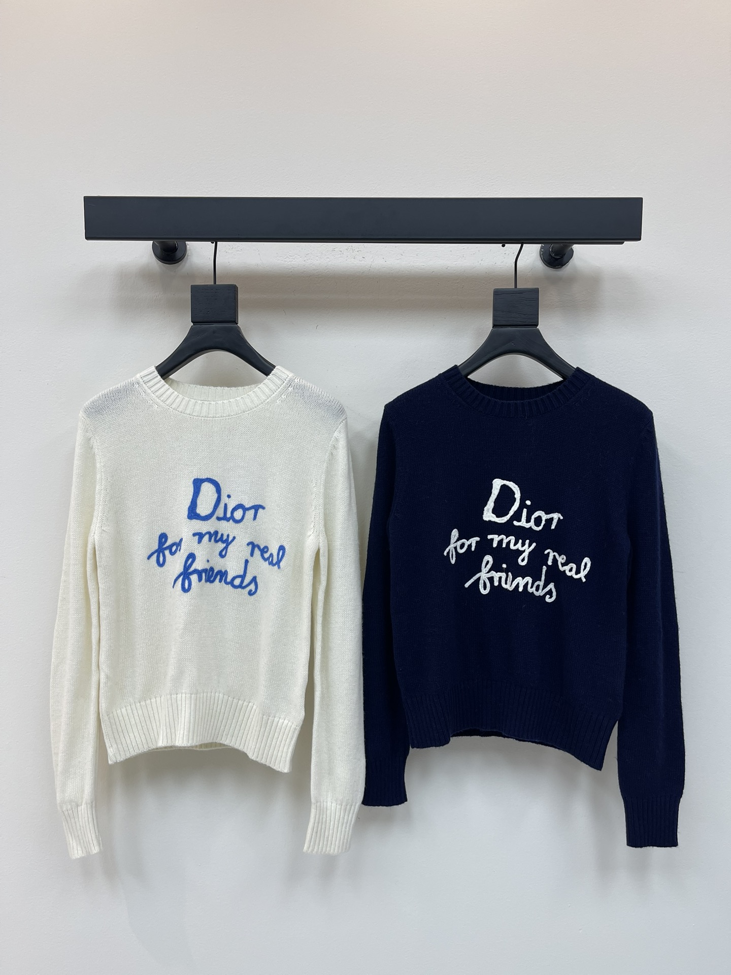 NO:457494,Dio*25 early autumn new round neck hook-up pullover knit sweater!  Custom yarn weaving, high-quality texture, comfortable and soft, round neck long-sleeved sweater cut, dense knitted, cold-proof, wide threaded edges on the neckline cuffs echo the hem of the hem, letter pattern on the chest, highlighting high-end positioning and fashionable tone, regular style of the shoulder style, elegant milky white style creates a literary atmosphere, making the style more durable and versatile! SML,,dior,sweaters,alexander wang19860909Dio*25早秋新款圆领钩花套头针织毛衣！定制纱线织造 质感高级 舒适柔软 圆领长袖毛衣剪裁 密实针织御寒防风 领口袖口宽螺纹包边与衣摆相呼应 胸前字母图案 彰显高级定位和时尚调性 正肩款常规版型 优雅奶白色系打造文艺氛围感 让风格更耐看百搭! SML,,dior,sweaters,alexander wang,Women's clothing