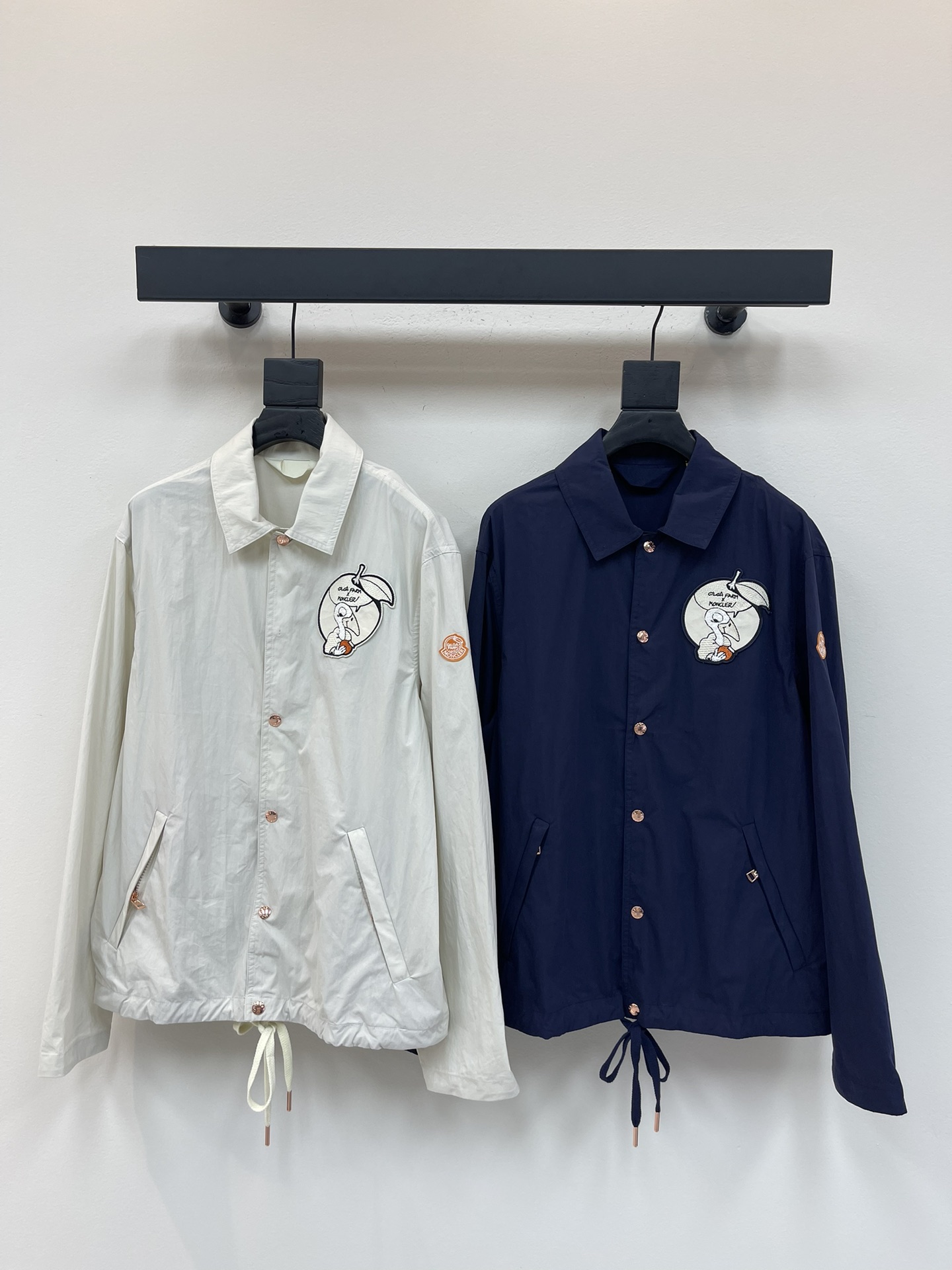 NO:456705,Moncle* 25-early autumn new lapel drawstring jacket jacket customized YB imported cotton and polyester material comfortable and easy to wear, crisp and stylish loose jacket style Heavy industry embroidery is full of childlike colors, showing the brand's high-end feeling rich visual effects Side sleeve badges illuminate style Add a casual and fashionable feeling of work clothes Showing fashionable and trendy positioning Top body fashionable Customized surface accessories High-version SML, Moncler, jackets & coats, jackets & coats, alexander wang19860909Moncle*蒙口联名款25早秋新品翻领抽绳夹克外套 定制YB进口棉涤材质 舒适好穿 挺括有型 宽松外套版型 重工刺绣充满童趣色彩 尽显品牌高级感 丰富视觉效果 侧袖徽章点亮格调 增添工装休闲时尚感 彰显时髦潮流定位 上身时髦洋气 定制面辅料 高版本 SML,,Moncler,jackets & coats,jackets & coats,alexander wang,Women's clothing