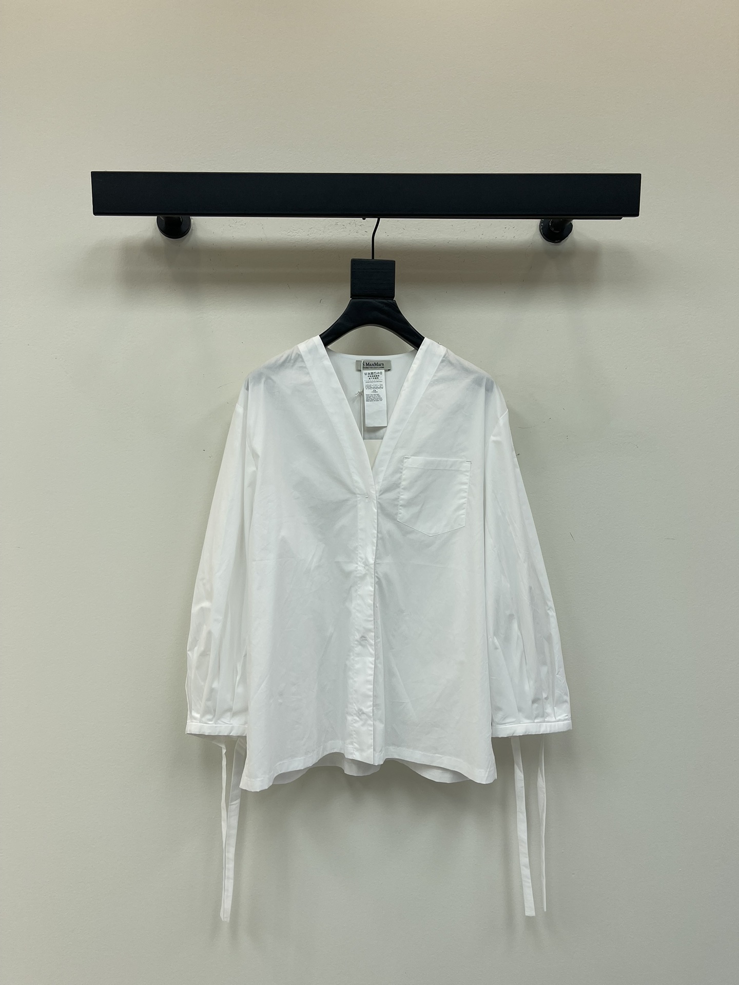 NO:456700,Max*25 new model of the heroine solid color V-neck temperament shirt, old money style single style, exquisite cuff bow design, temperament goddess must enter, 1:1 letter labeling decoration on the shoulder, full of high-end feeling, classic tailoring, loose fit, lengthening body proportions, strength to cover the flesh and make you look slimming!  Eternal classics are absolutely not to be missed. It is fashionable in capital with any style. It is extremely practical and has a perfect fit. It has a perfect score for comfort. SML,,shirts,alexander wang19860909Max*25新款大女主纯色V领气质衬衫 老钱风爆单款 精致袖口蝴蝶结设计 气质女神必入 肩部1:1字母贴标装饰 满满的高级感 经典剪裁 宽松版型拉长身材比例 实力遮肉显瘦！永恒经典是绝对不可错过的 搭配任何风格都是大写的时髦 实穿度极高 舒适度满分 SML,,shirts,alexander wang,Women's clothing