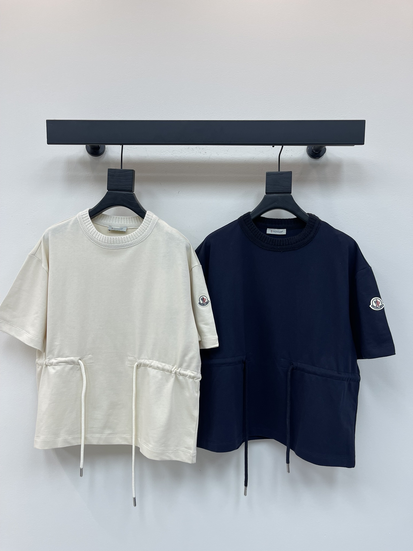 NO:456695,Moncle* 25 new product heavy industry splicing round neck drawstring short-sleeved T-shirt with exquisite neck knitted splicing. The waist drawstring is huge and beautiful. The latest custom embroidery label is 1:1 customized, low-key and luxurious!  A must-have item for fashionable things unlocks all outfits!  Determine the quality of my home!  Classic items are fashionable and high-end, and the classic style is versatile and not picky!  Higher version SML, Moncler, T-shirt,tees, t-shirt,alexander wang19860909Moncle*蒙口25新品重工拼接圆领抽绳短袖T恤 精致领口针织拼接 腰部抽绳上身巨好看 定制最新刺绣贴标1:1定制 低调奢华！ 时髦精必备单品解锁所有穿搭！ 认准我家品质！经典单品时髦又高级 经典版型百搭不挑人！高版本 SML,,Moncler,T-shirt,tees，t-shirt,alexander wang,Women's clothing