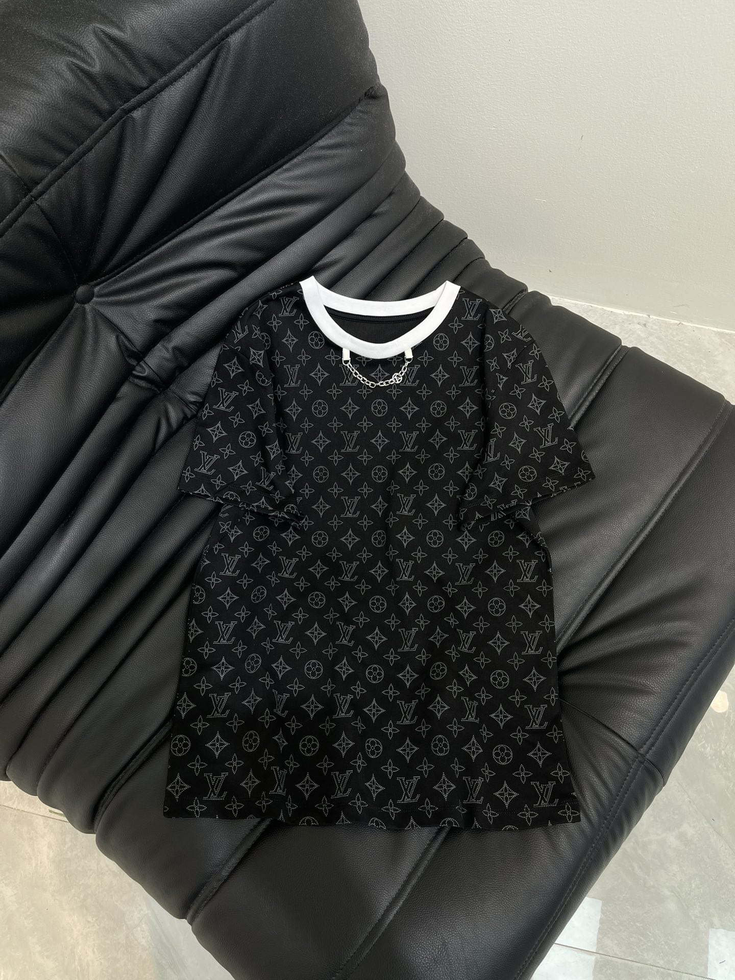 NO:457525,Louis Vuitto*25 early autumn new round neck printed chain short-sleeved T-shirt custom YB twill cotton material breathable and comfortable, full texture. Regular short-sleeved T-shirt cut highlights the brand style. Made of gram-weight pure cotton, slightly elastic, and gives a slim visual effect. The neckline is marked with metal letters and chain white thread edges. The design highlights are the four-leaf clover letter pattern. The whole body is classic plain black base. The fashion sense suddenly increases. The inner wear is brilliant and fashionable. SMLA,,louis vuitton,T-shirt,tees,t-shirt,alexander wang19860909Louis Vuitto*25早秋新款圆领印花链条短袖T恤 定制YB斜纹全棉材质 透气舒适 质感十足 常规短袖T恤裁剪 凸显品牌格调 采用克重纯棉制成 略带有弹力 呈现显瘦视觉效果 领口以金属字母标链条白色螺纹包边作设计亮点 大身满印四叶草字母图案 通体经典素黑打底 时尚感骤增 单穿内搭都出彩时髦 SMLA,,louis vuitton,T-shirt,tees，t-shirt,alexander wang,Women's clothing