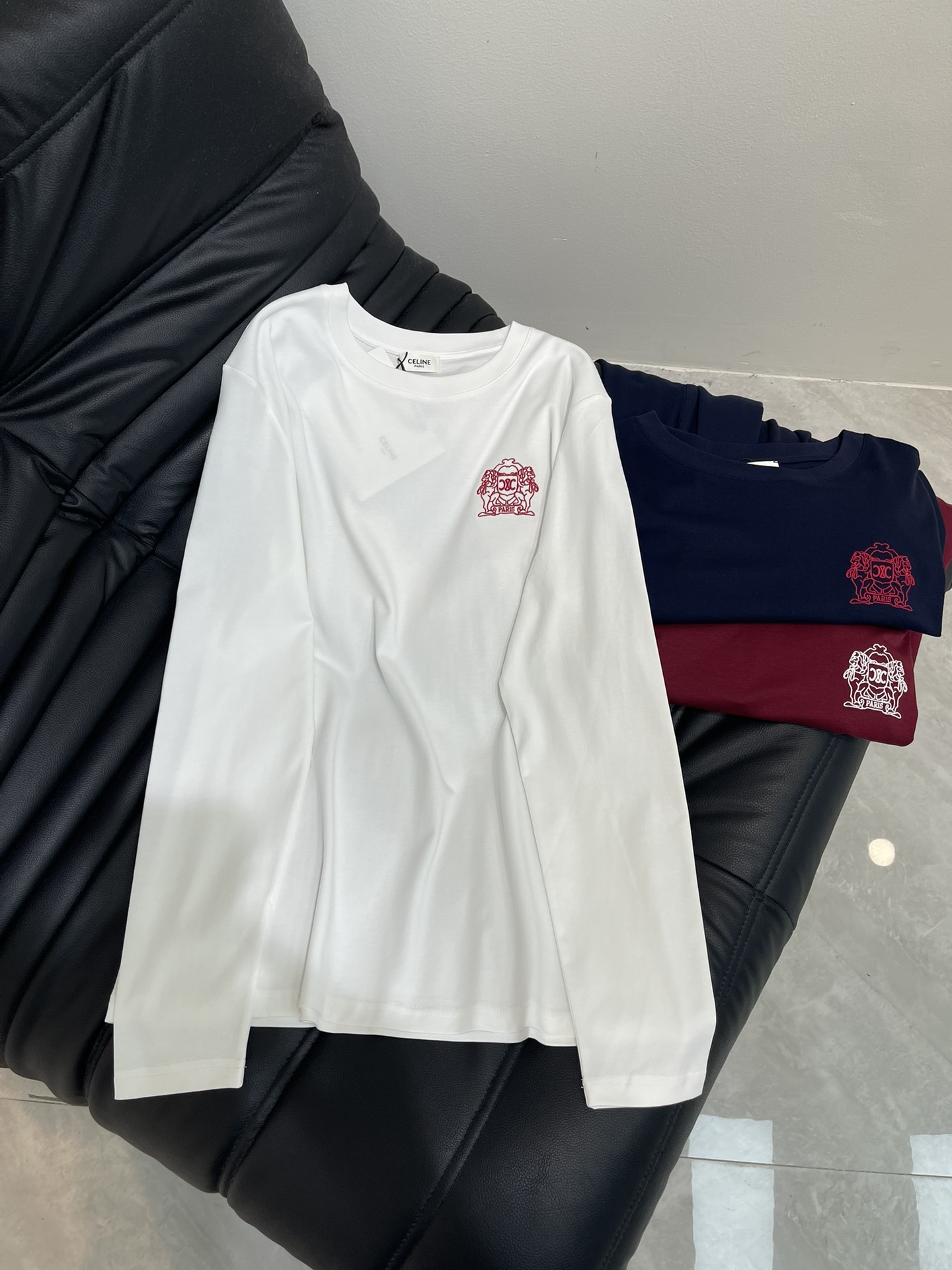 NO:457520,Celin*25 early autumn new exquisite embroidered long-sleeved T-shirt, high-end contrasting colors, customized fabrics, generous texture, classic color patterns, low-key and luxurious, age-reducing Girls' Generation!  A must-have artifact for white, rich and beautiful women!  The classic style is versatile and not picky. It is highly recommended to keep your own style!  Workmanship quality depends on details SML, celine,tees,t-shirt,alexander wang19860909Celin*25早秋新款精致刺绣长袖T恤 高级撞色 订制面料 质感挺阔 经典色系图案低调奢华 减龄少女时代！白富美必备神器！ 经典版型百搭不挑人 强烈推荐自留款！做工品质看细节 SML,,celine,tees，t-shirt,alexander wang,Women's clothing