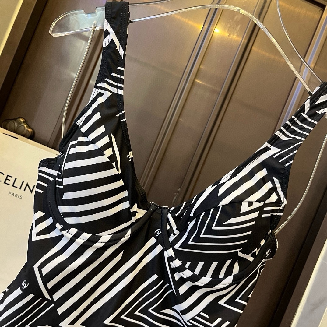 🆕
范思哲官方新款泳衣比基尼👙，高端定制，S M L XL