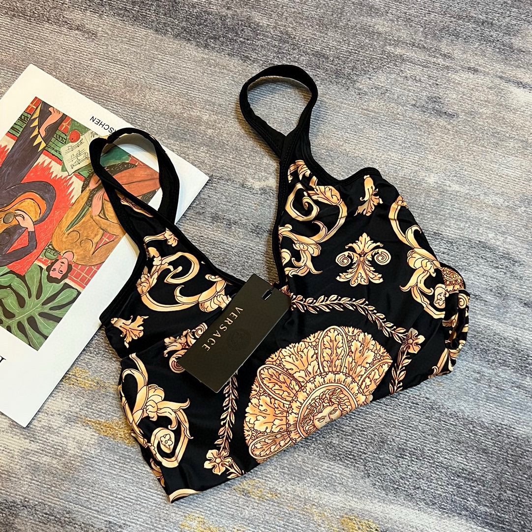 🆕
范思哲连体泳衣👙❤️😍🥰适合多种场景的游泳衣🏊‍♀️海边 游泳池 温泉 水上乐园 漂流都可以😌内搭外